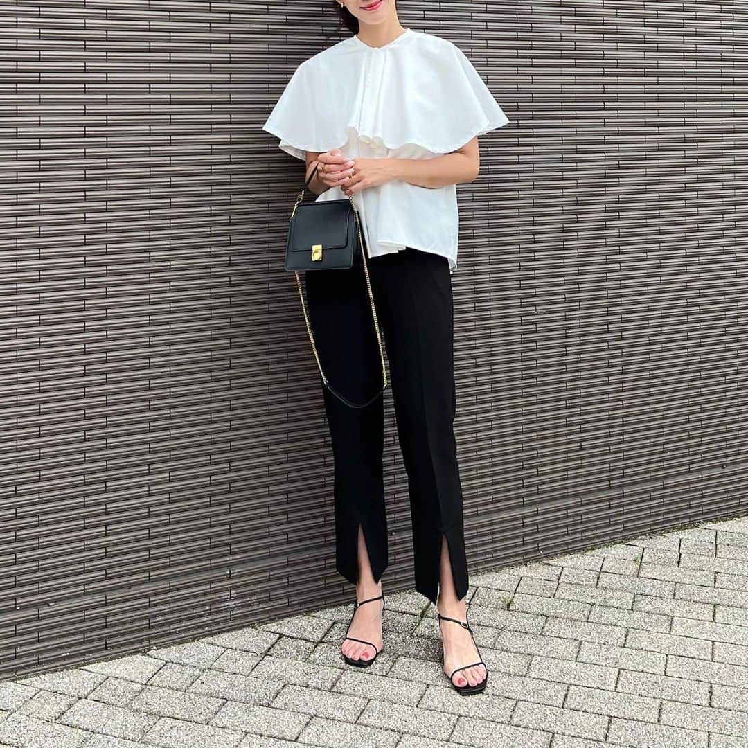 Nagiのインスタグラム：「ブラウスにスリットパンツ  ブラウスはインしてもしなくても可愛いい🥰 襟のケープは取って着れるから気分で変えれるよ✨  @kobe_lettuce のブラウス✔️  tops. #kobelettuce  bottom. #urs bag. #polene shoes. #lappartement   #code#fashion#コーデ#ファッション#シンプル#シンプルコーデ#プチプラ#神戸レタス#ブラウス」