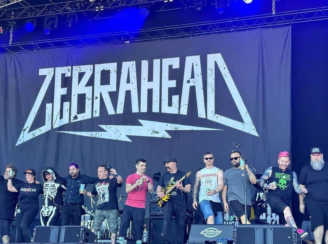 Zebraheadさんのインスタグラム写真 - (ZebraheadInstagram)「It’s always great hanging out with our friends at @slamdunkmusic !! Next up is @slamdunkitaly on Thursday! Party on!!  #zebrahead #slamdunkfestival #slammyd #punkrockfactory #bowlingforsoup #beer」5月30日 19時24分 - zebraheadofficial