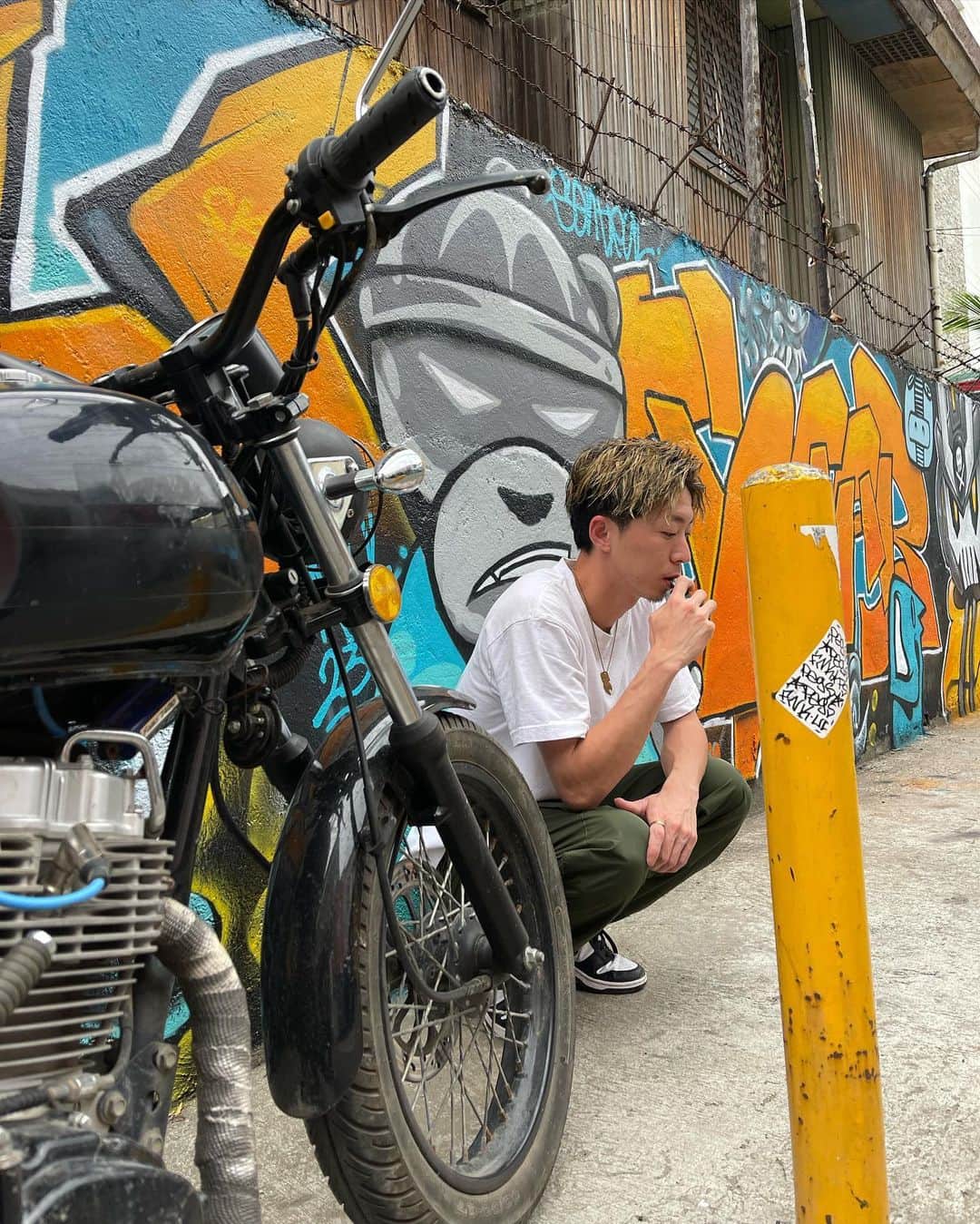 かずえいさんのインスタグラム写真 - (かずえいInstagram)「バイクってまじ自己満で最高よね よく1人会議はバイク乗りながらするかずえいライフ  動画楽しんでくれてるかい？😁  #かずえいライフ#フィリピン#セブ島#海外旅行 #dunklowpanda #windandsea」5月30日 19時24分 - kazueilife