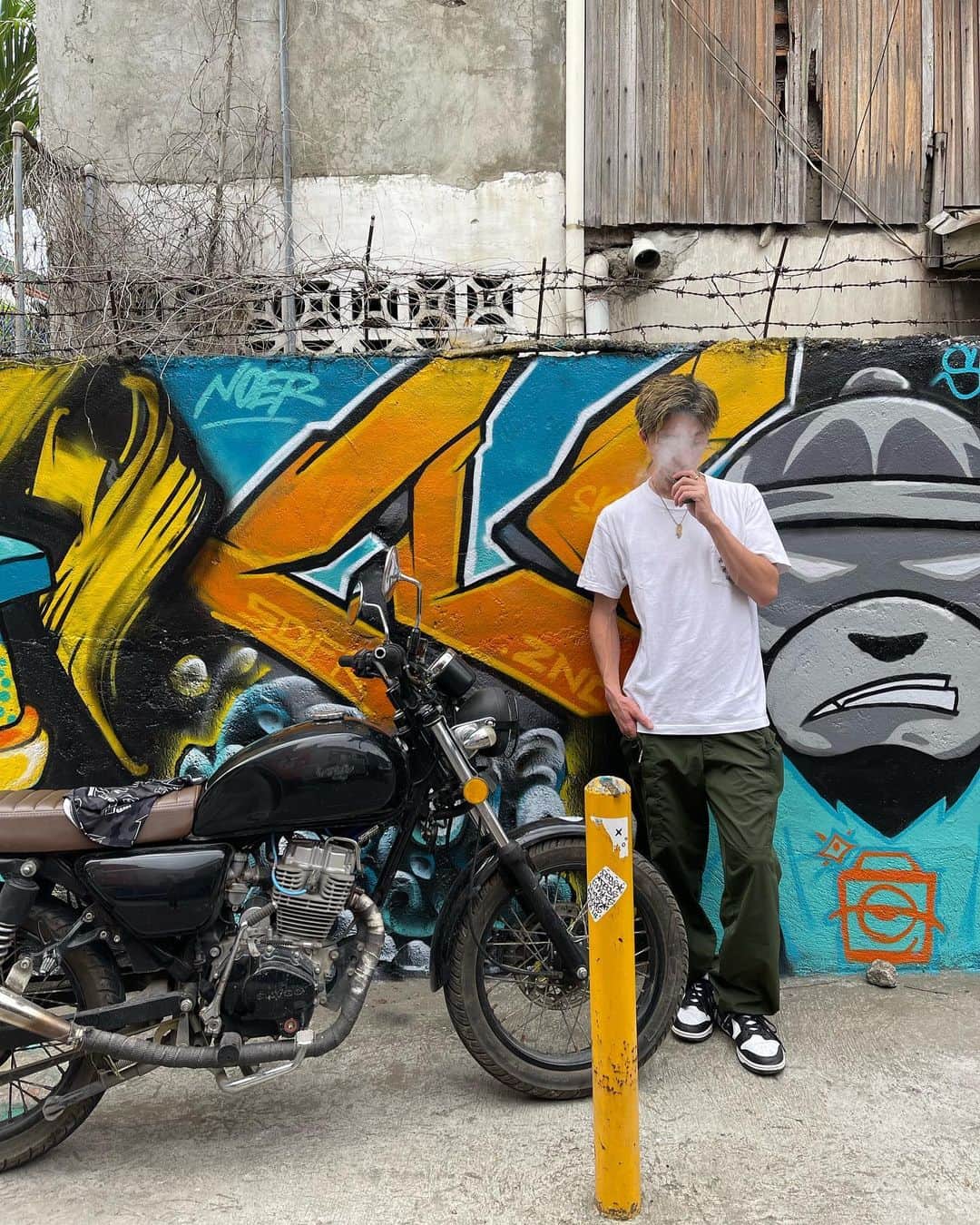 かずえいさんのインスタグラム写真 - (かずえいInstagram)「バイクってまじ自己満で最高よね よく1人会議はバイク乗りながらするかずえいライフ  動画楽しんでくれてるかい？😁  #かずえいライフ#フィリピン#セブ島#海外旅行 #dunklowpanda #windandsea」5月30日 19時24分 - kazueilife
