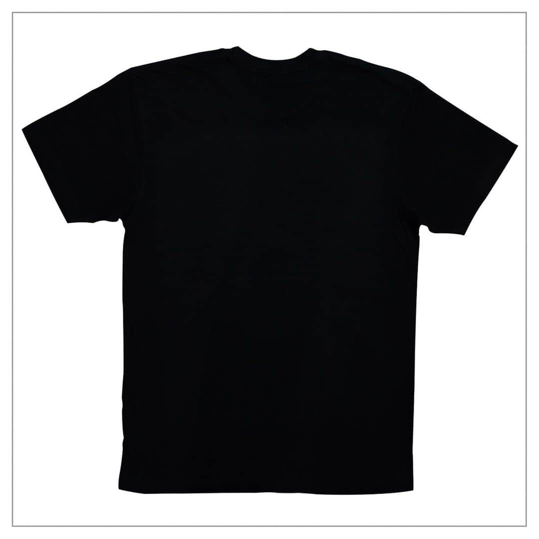 冨永ボンドさんのインスタグラム写真 - (冨永ボンドInstagram)「冨永ボンドの原画作品を前面に大きくプリント。作品のディティールまで鮮明に再現が可能な「プレミアムインクジェット印刷」のTシャツです。  （画像のタグから通販サイトにアクセスできます）  ◆Tシャツの生地厚は5.5ozで、軽やかな生地感なので、快適な着心地が続きます。 ◆糸自体が細く高品質で網目も細かい生地を採用し生地表面の毛羽立ちが少なく滑らかな手触りを実現している一品です。 ◆絵柄の大きさは、横34.5cm × 39.5cm（全サイズ統一） ◆絵柄の下部に「Tominaga Bond」のSignature（サイン）が入っています（※直筆ではなく印刷です）  ＜プレミアムインクジェット印刷とは？＞ 従来のインクジェットでは生地になじむ仕上がりのため全体的に淡い色合いになってしまいますが、「プレミアムインクジェットプリント」ではプリント前にインク定着を改善する工程を加えることで、従来よりもはっきりと鮮やかな表現を可能にし、高品質な仕上がりを実現しました。  ◆素材：綿100％ ◆生地厚：5.5oz ◆Tシャツ色：黒 ◆プリント方法：プレミアムインクジェット印刷  ＜サイズ（海外基準のサイズなので、日本のTシャツに比べて身丈は長めになっています。／※単位：cm）＞ Sサイズ：身丈約71／身幅約46 Mサイズ：身丈約74／身幅約51 Lサイズ：身丈約76／身幅約56 XLサイズ：身丈約79／身幅約61  ※デザインによって、実物と画像の色味に若干の違いが生じる場合がございます。予めご了承ください。  ____________________________________ #tシャツ #Tシャツコーデ #ティーシャツ #teeシャツ #teeshirt #teesdesign #arttee #arttees #artteeshirts #アートなtシャツ #tシャツデザイン #tシャツ好きな人と繋がりたい #tシャツ販売 #tシャツ大好き #tシャツブランド #tシャツ作り #ボックスtシャツ #メンズtシャツ #レディースtシャツ #tシャツオリジナル #デザインtシャツ #ユナイテッドアスレ #かっこいいtシャツ #かわいいtシャツ #現代アートtシャツ #画家が作ったtシャツ #冨永ボンド #ボンドアート」5月30日 19時25分 - bondgraphics