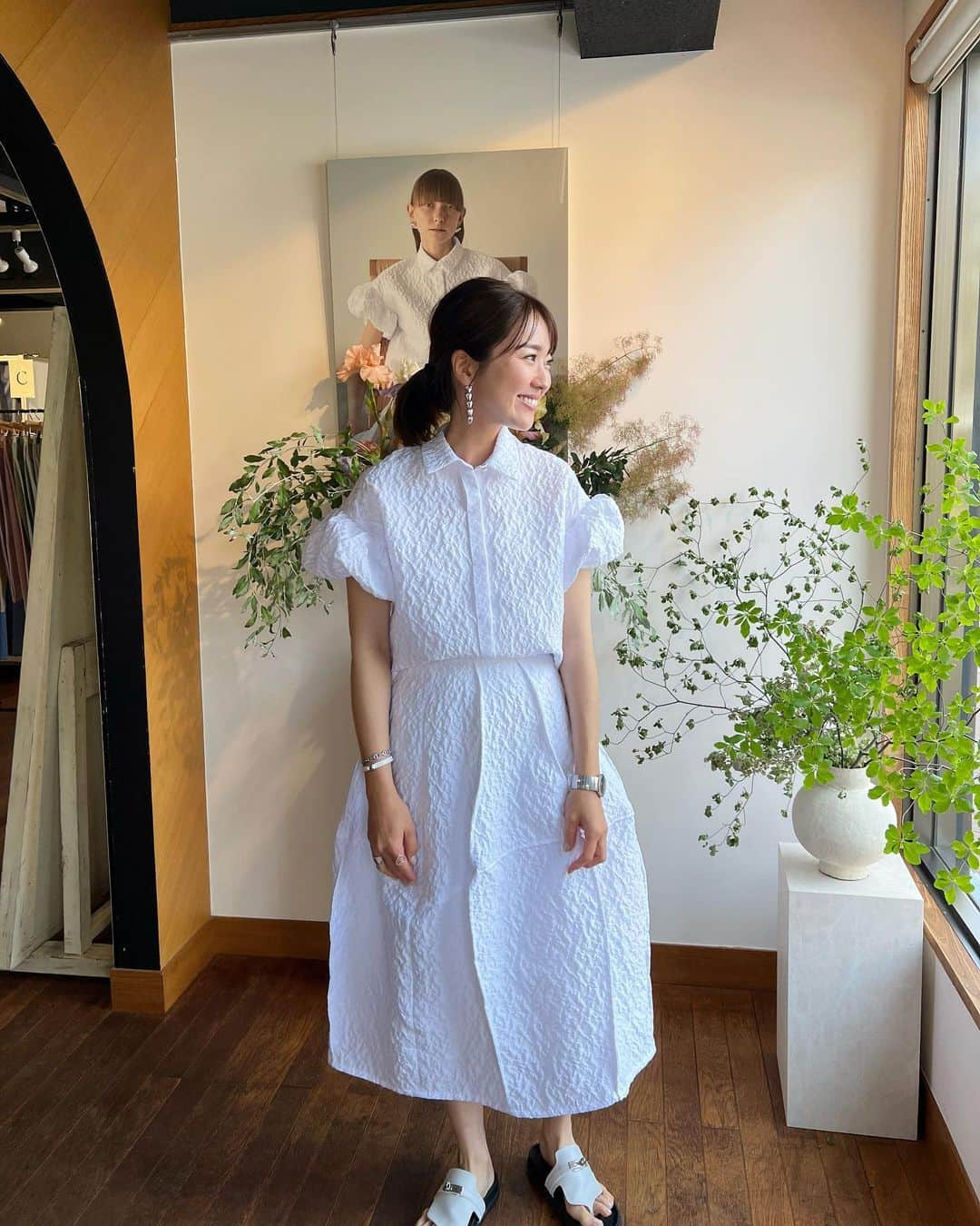 林香里さんのインスタグラム写真 - (林香里Instagram)「・ ・ ・ @bow.a_official  pop up shop🤍🤍🤍  微力ながらも2日間お手伝いさせてもらいました！ 優しいお客様と素敵なbow.aのお洋服に囲まれて @ayuyunyun と優しくて愉快なstaffの皆んなと キラキラした貴重な体験をさせてもらえた 幸せ時間でした😌💗  2周年おめでとうーーー𖤐 𖤐 𖤐 これからもあゆの作る可愛いお洋服 楽しみにしてるよ🫶🏻  今日からOnlineでも発売スタートだそうです☺︎  #bowa#popupshop」5月30日 19時26分 - kaori_hayashi1203