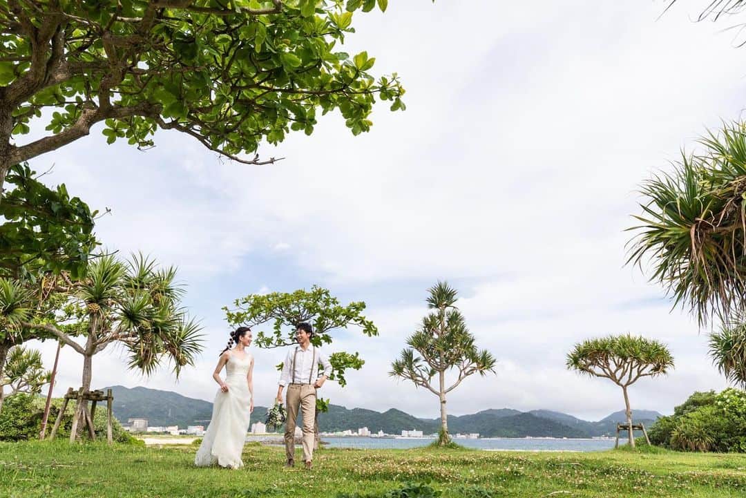 クチュールナオコウエディングさんのインスタグラム写真 - (クチュールナオコウエディングInstagram)「EINES VILLA DI NOZZE OKINAWA    　21世紀の森公園  アイネスヴィラノッツェ沖縄にて ご結婚式を行われる方限定の ロケーションフォト！✴︎  美しいビーチや芝生、 石造りのトンネルなどがあったりと 1つの場所でさまざまなシチュエーションのお写真が撮影できるスポットです。 夕方にはサンセットも。  フクギ並木とセットで お申し込みも可能です🌿 ゆったりとした時間を楽しみながら 思い出に残る1枚を✴︎  会場詳細・資料請求・来店予約・オンライン予約は、@couturenaoco_resortwedding プロフィールのHP🔗から ⁡ ⁡ ＝＝ COUTURE NAOCO SALON ＝＝ ⁡ 銀座本店・札幌店・仙台店・名古屋店  京都店・心斎橋店・神戸店・福岡店  ◇全国対応オンライン相談も受付◇ ⁡ ＝＝＝＝＝＝＝＝＝＝＝＝＝＝＝＝＝ ⁡ ⁡ @couturenaoco_resortwedding をフォロー＆ #クチュールナオコウェディング をつけて投稿してくださいね。 このアカウントでリグラムさせて頂きます。 ⁡ ⁡ #couturenaoco #クチュールナオコ #couturenaocowedding #クチュールナオコウェディング #naocoweddingstory #ナオコウェディングストーリー ⁡ #沖縄ウェディング #アイネスヴィラノッツェ沖縄 #21世紀の森公園 #ロケフォト  #ロケーションフォト #前撮り #後撮り #ロングビーチ  #リゾートウェディング #リゾートステイ #ウェディングステイ #挙式 #リゾート挙式 #オシャレ花嫁 #ウェディングドレス #ウェディングキャンペーン #結婚式準備  #2023婚 #プレ花嫁  #プレ花嫁さんと繋がりたい」5月30日 19時26分 - couturenaoco_resortwedding
