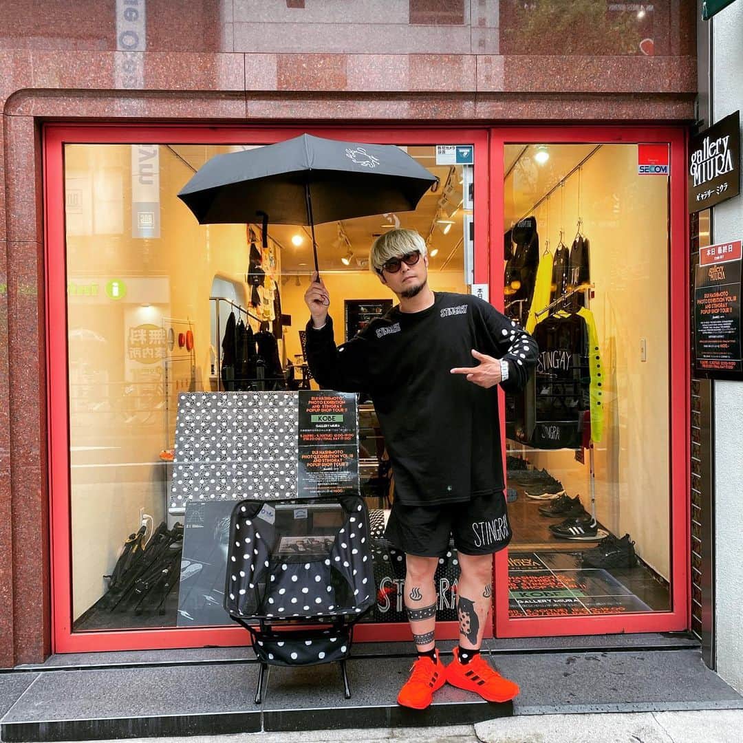 のインスタグラム：「【神戸サウシュー写真展&STINGRAY全日程終了】 無事に終了！ありがとうございました！また来年もギャラリーミウラでやります！！(最高でした)次は6月中旬から20日の誕生日までの新潟クロスパーク！！是非誕生日イベントもしようかと！写真は太陽と虎のテッペイちゃん&ユウリ！カミコベお疲れ様！  #ストリートファッション #ドット #水玉  #ドット柄 #dot #サウシュー#stingray  #サウシュー　#oneokrock  #ストレイテナー #プッシュプルポット　#633 #androp #thebackhorn #ビレッジマンズストア　 #thepillows  #ren #frontierbackyard #dopingpanda  #hawaiian6  #thebawdies #thebandapart #fomare #nothingscarvedinstone #soundshooter #写真展 #photoexhibition #livephoto #landscapephotography」