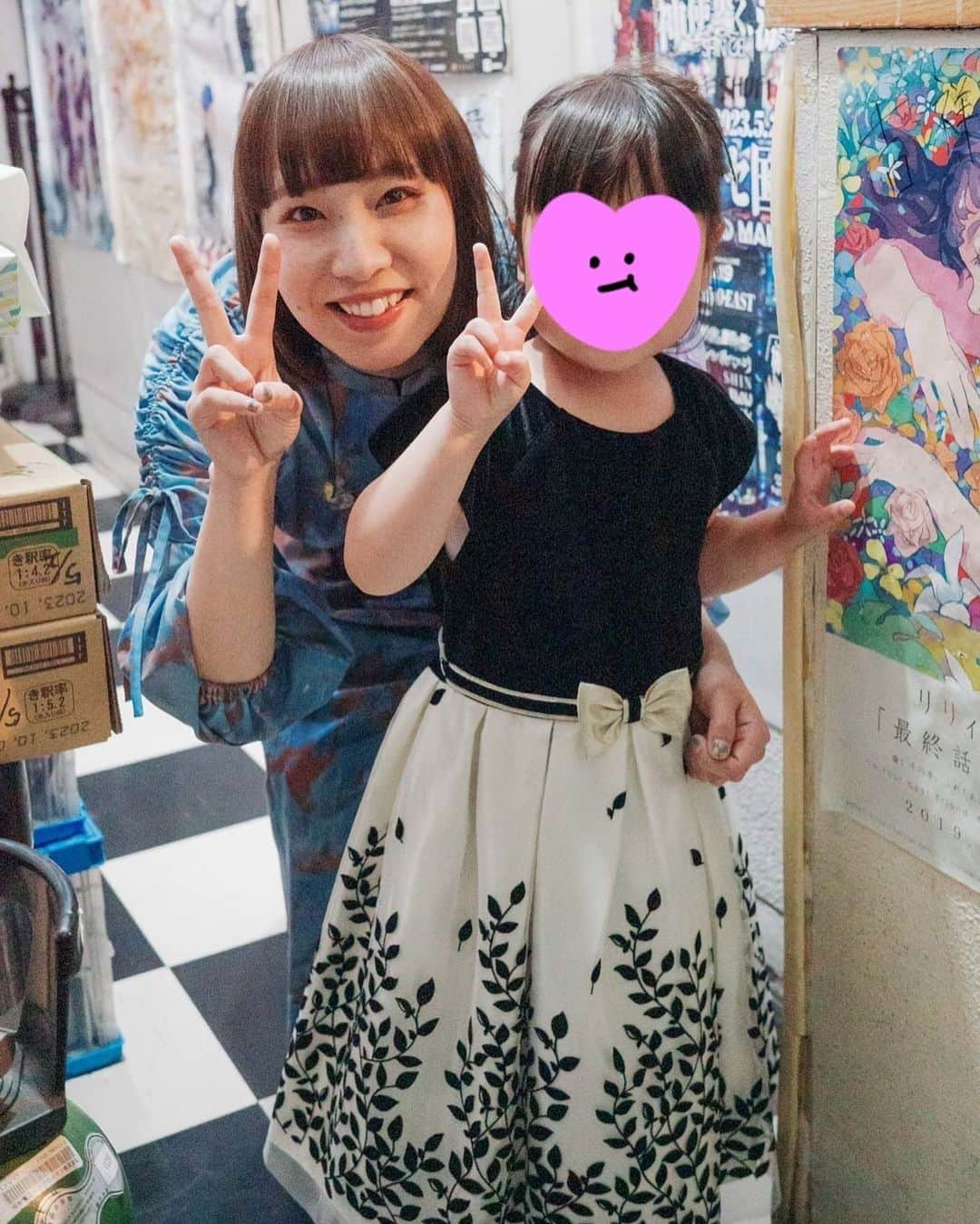 千佐真里奈さんのインスタグラム写真 - (千佐真里奈Instagram)「ライブに姪っ子ちゃんがきてくれました!  5才で初めてのライブハウス、 怖くないかな?って心配だったけど 楽しい体験になったみたいでよかった。  自分で洋服や髪型を決めて おめかししてきてくれたんだって… は〜〜可愛すぎる🥲  ありがとう!  photo by 兄  #CHISA #livehouse #ライブハウスデビュー #お洒落 #素敵なドレス #可愛すぎる #一生懸命 #クラップしてくれて #癒された #音楽好きな #姪っ子ちゃん #仲良し家族」5月30日 19時28分 - chisamusic