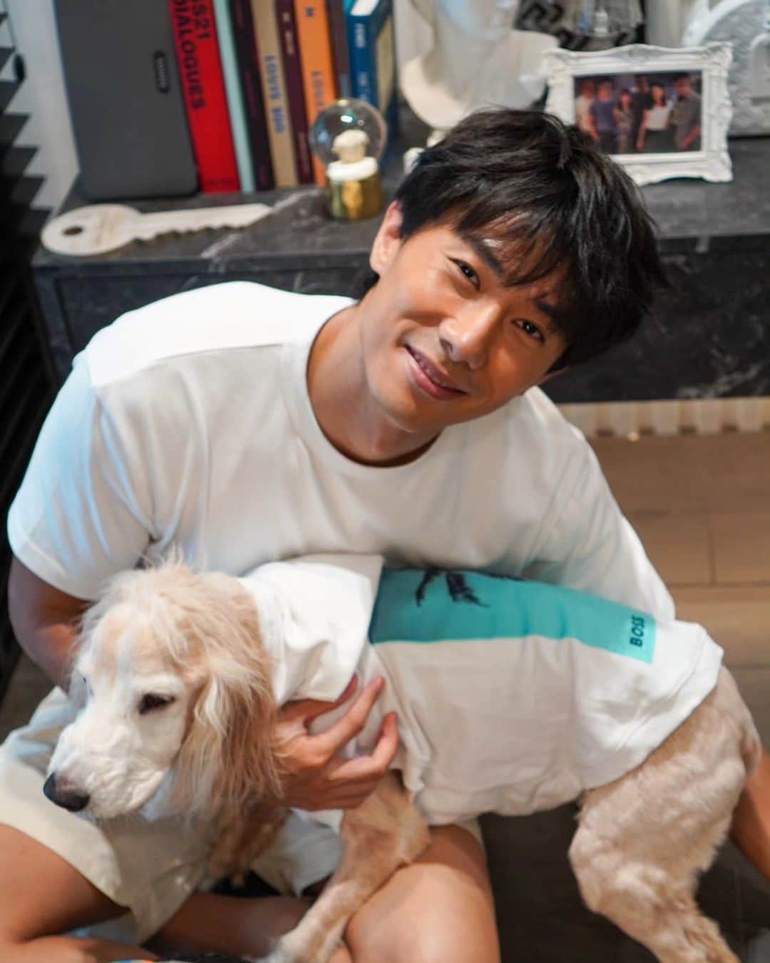 デスモンド・タンのインスタグラム：「Some quality time with my two sweethearts before heading off for my night shoot. 🐶🐶💙  Pawsitively blessed with double the love and double the wagging tails. 🐾 Well.. and when life gets ruff, having these two sweethearts makes everything pawsible. 😜#punnybuttrue  #hoshitan #udontan #陈河獅 #陈乌东」