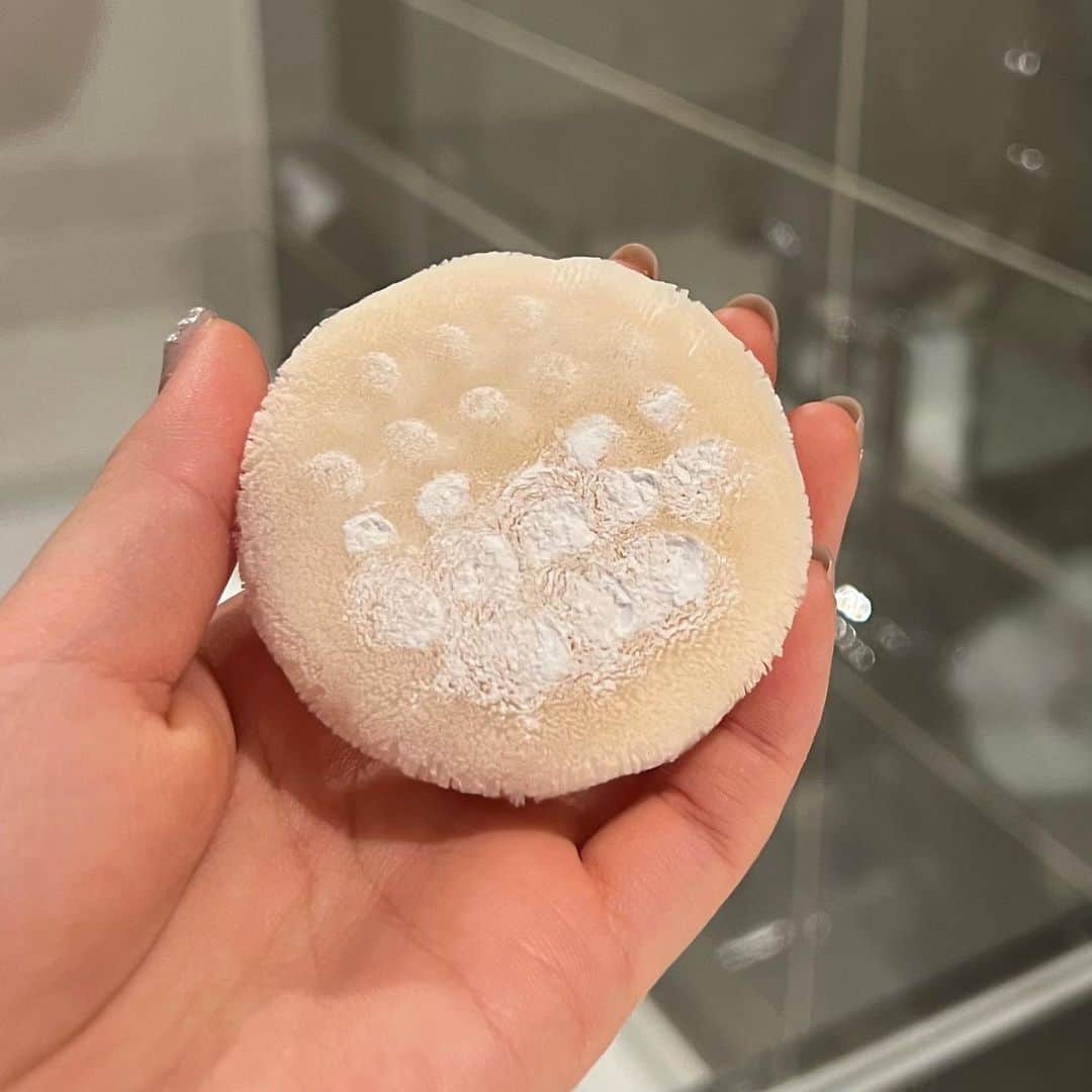 MIYUさんのインスタグラム写真 - (MIYUInstagram)「5月21日　マキアージュから新登場の フェイスパウダー🪞 とにかく私のお気に入りになりました🫧  パウダーって、はたきすぎると乾燥してしまうし、 でも何もしないとテカってくるので難しいと 思ってるんだけど、これはテカり・カサつきをダブルで 防いでくれて崩れにくいのがすごい！  カラーは、クリアとシアーラベンダーの2色あって クリアは、白粉で真珠のような透明ツヤ肌になれる🤍 シアーラベンダーは微細パールが入ってる🪻 どっちもお気に入りだけど、 私はクリアの方が、よりお気に入り🫰🏻  ケースとパフは別売りです。  @maquillage_jp   🏷️マキアージュ　ドラマティックエッセンスヴェール ルースパウダー　(レフィル)クリア/シアーラベンダー  #ドラマティックエッセンスヴェール #フェイスパウダー #マキアージュ #提供」5月30日 19時32分 - miyu__.oo
