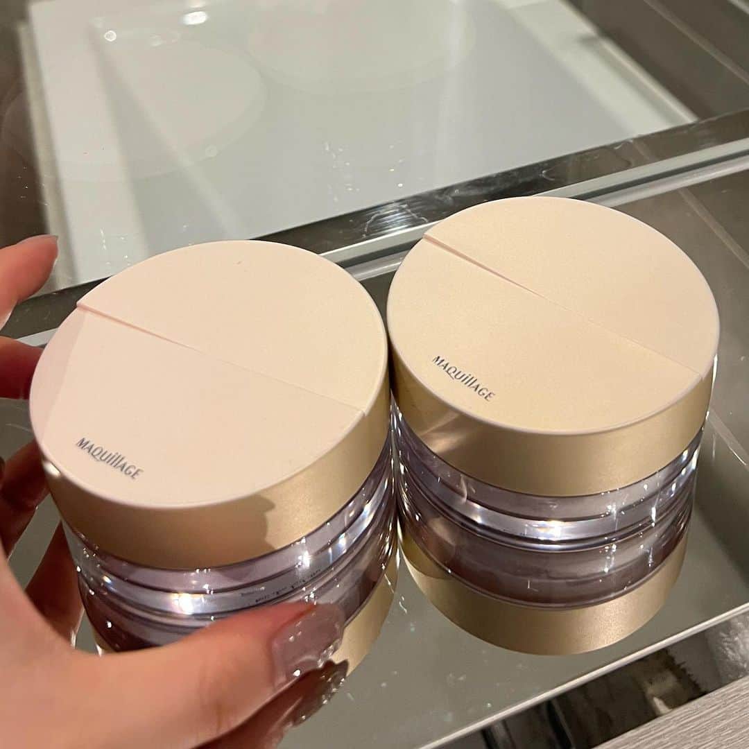 MIYUさんのインスタグラム写真 - (MIYUInstagram)「5月21日　マキアージュから新登場の フェイスパウダー🪞 とにかく私のお気に入りになりました🫧  パウダーって、はたきすぎると乾燥してしまうし、 でも何もしないとテカってくるので難しいと 思ってるんだけど、これはテカり・カサつきをダブルで 防いでくれて崩れにくいのがすごい！  カラーは、クリアとシアーラベンダーの2色あって クリアは、白粉で真珠のような透明ツヤ肌になれる🤍 シアーラベンダーは微細パールが入ってる🪻 どっちもお気に入りだけど、 私はクリアの方が、よりお気に入り🫰🏻  ケースとパフは別売りです。  @maquillage_jp   🏷️マキアージュ　ドラマティックエッセンスヴェール ルースパウダー　(レフィル)クリア/シアーラベンダー  #ドラマティックエッセンスヴェール #フェイスパウダー #マキアージュ #提供」5月30日 19時32分 - miyu__.oo