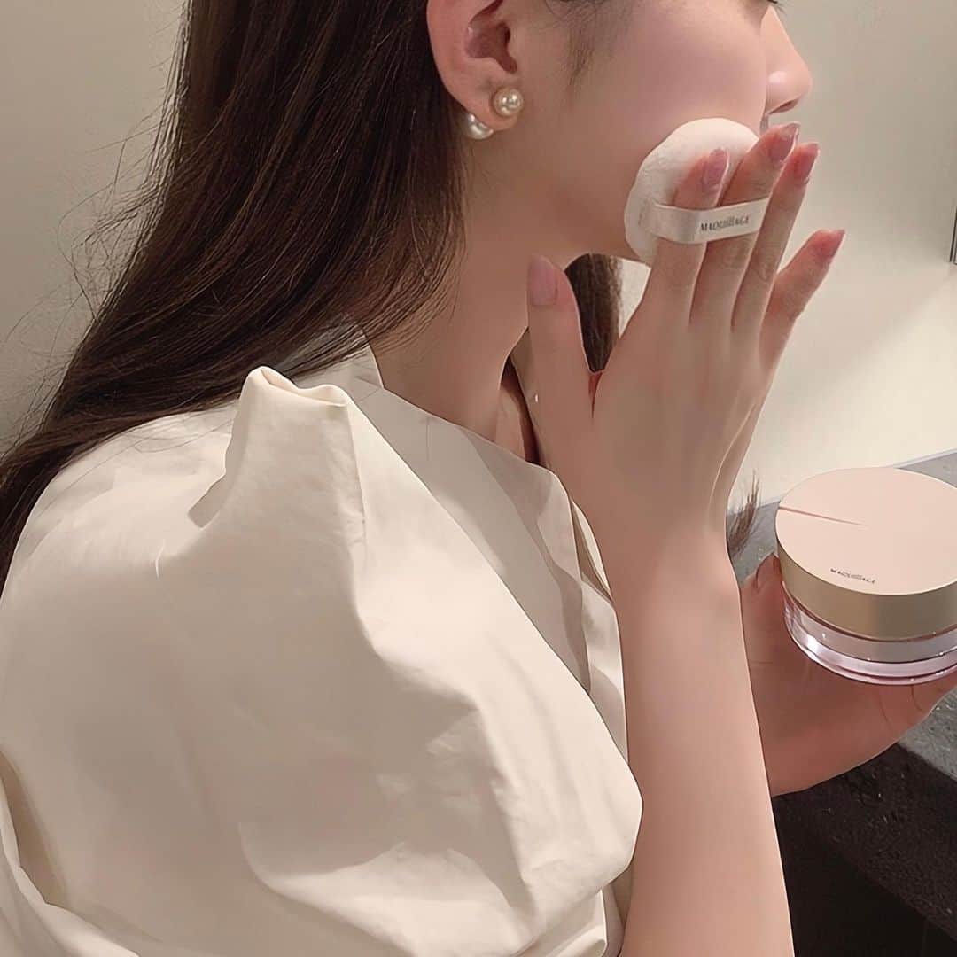 MIYUさんのインスタグラム写真 - (MIYUInstagram)「5月21日　マキアージュから新登場の フェイスパウダー🪞 とにかく私のお気に入りになりました🫧  パウダーって、はたきすぎると乾燥してしまうし、 でも何もしないとテカってくるので難しいと 思ってるんだけど、これはテカり・カサつきをダブルで 防いでくれて崩れにくいのがすごい！  カラーは、クリアとシアーラベンダーの2色あって クリアは、白粉で真珠のような透明ツヤ肌になれる🤍 シアーラベンダーは微細パールが入ってる🪻 どっちもお気に入りだけど、 私はクリアの方が、よりお気に入り🫰🏻  ケースとパフは別売りです。  @maquillage_jp   🏷️マキアージュ　ドラマティックエッセンスヴェール ルースパウダー　(レフィル)クリア/シアーラベンダー  #ドラマティックエッセンスヴェール #フェイスパウダー #マキアージュ #提供」5月30日 19時32分 - miyu__.oo
