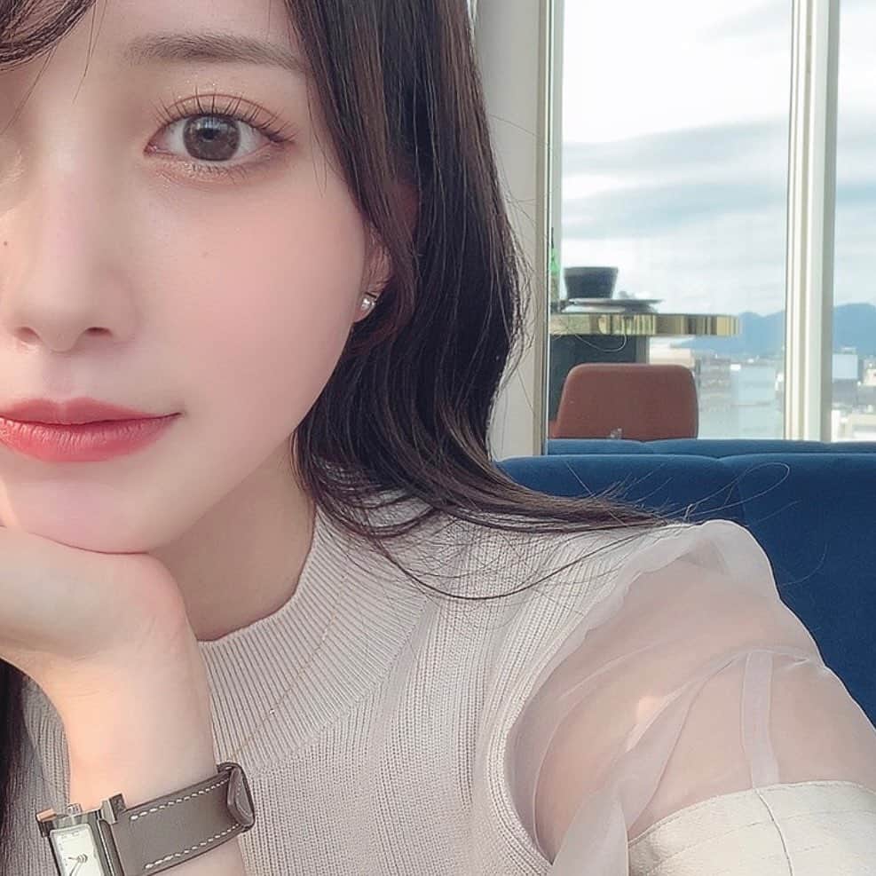 MIYUのインスタグラム：「5月21日　マキアージュから新登場の フェイスパウダー🪞 とにかく私のお気に入りになりました🫧  パウダーって、はたきすぎると乾燥してしまうし、 でも何もしないとテカってくるので難しいと 思ってるんだけど、これはテカり・カサつきをダブルで 防いでくれて崩れにくいのがすごい！  カラーは、クリアとシアーラベンダーの2色あって クリアは、白粉で真珠のような透明ツヤ肌になれる🤍 シアーラベンダーは微細パールが入ってる🪻 どっちもお気に入りだけど、 私はクリアの方が、よりお気に入り🫰🏻  ケースとパフは別売りです。  @maquillage_jp   🏷️マキアージュ　ドラマティックエッセンスヴェール ルースパウダー　(レフィル)クリア/シアーラベンダー  #ドラマティックエッセンスヴェール #フェイスパウダー #マキアージュ #提供」