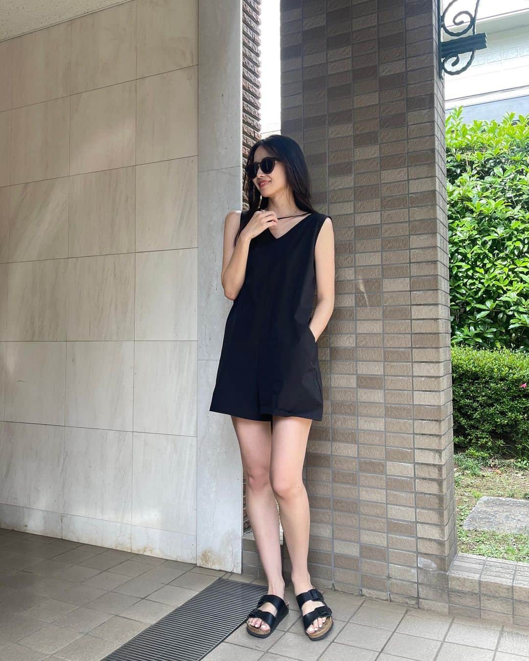 小嶋梨奈のインスタグラム：「普段使いも出来るラッシュガード、欲しかったのだー Tシャツとか水着に合わせて前後2wayで着られるのも嬉しい◎ ポケットもしっかり深いし。ぽいぽーいと詰め込んで 近場なら1枚で出掛けられそうなのも良いな😂✌️ @urs_official  ▪️SUMEERおすすめアイテム10％オフクーポン 期間：5/26(金)11:00～6/2(金) 10:59まで  #urs #ユアーズ #urs_styling #urs_official  #タイアップ #前後2wayオールインワンラッシュガード  #春コーデ #大人コーデ」