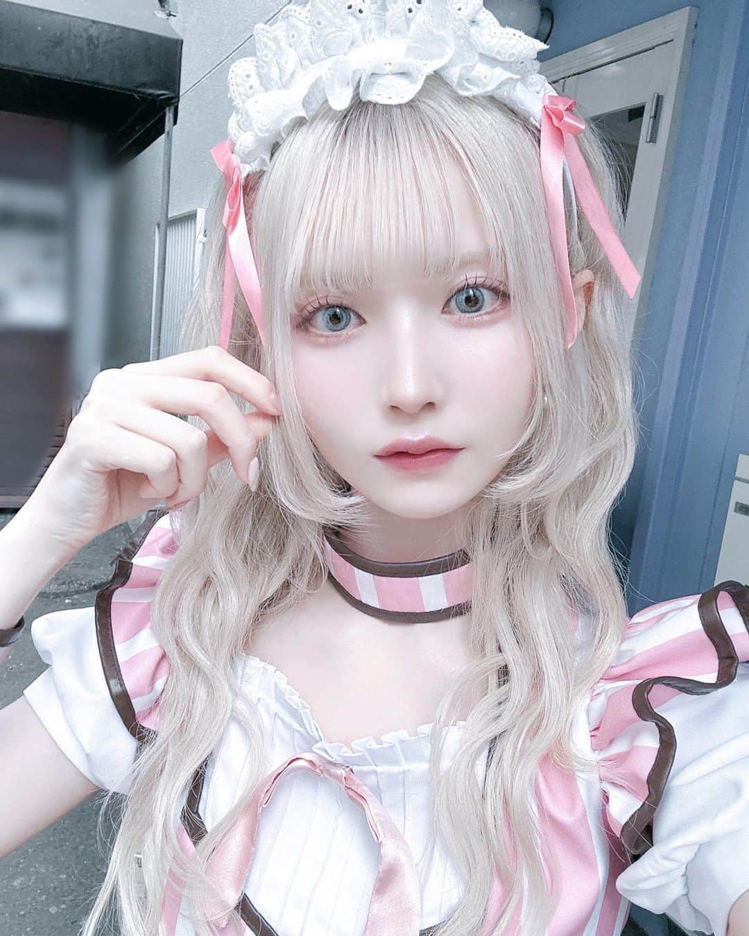 仲川琉菜のインスタグラム：「ピンク×メイド服×ハーフツイン🎀🤍  イベントの時のビジュです。 ピンク着たの最早いつぶりレベルでしたが、割としっくりきて安心しました。  可愛いに極振りするしかないと思い、人生初(?)のハーフツインテールをしました。我ながら似合うわ…と鏡見て思いました。自画自賛  カラーとエクとブリーチ全部 @raiya.sato さんにお願いしました❕ エフェクトブリーチっていう、ケアブリーチよりもダメージが少ないブリーチをしてもらったんですけど、久しぶりに全頭したのに傷み気にならなくて科学の発展ｽｹﾞ〜ってなりました。  あと、この日ヘアセット担当してもらったお姉さんが「こんなエクステ質いいの初めてです…巻きやすい…ちゃんと跡ついてくれる…」ってすごい感動してました。 エクステ質悪いと綺麗に巻きづらいそうです。豆知識獲得。」