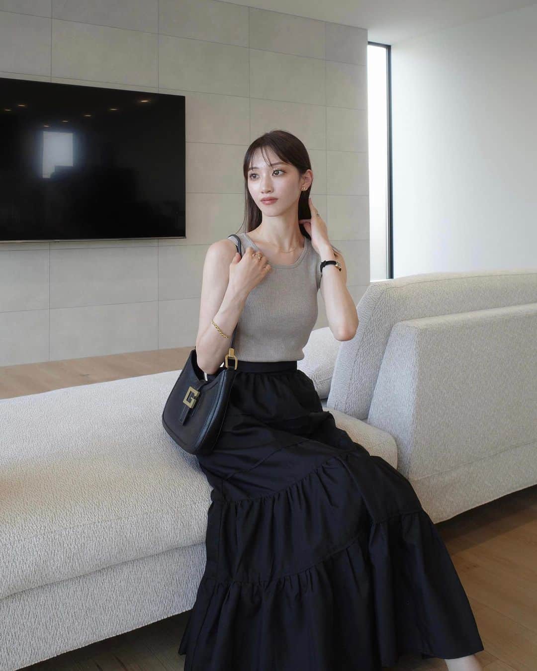のインスタグラム：「amel original rib knit tank top / brown beige  オリジナルカラーでどうしても作りたかった ブラウンとベージュの中間色のような 肌馴染みの良いブラウンベージュ☕️  暗すぎない柔らかな色味で オールシーズン着て頂けるカラーです♡  アメスリトップスがトレンドだけど、 首元が詰まり過ぎないネックラインと インナー選びに困らない袖口にしたくて トレンド問わず長く着て頂けるシルエットに。  brown beige vintage black purple pink ivory の4色展開です☺️  tops @amel_official__ 5/31- skirt @amel_official__ bag @gucci」