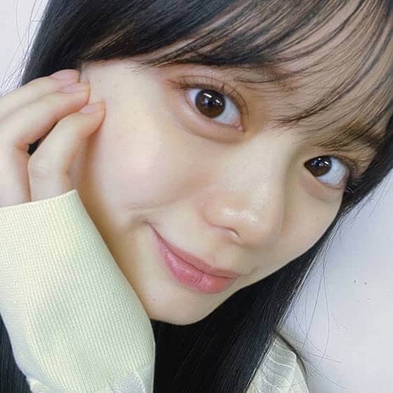 紺野彩夏のインスタグラム：「毎月まつ毛パーマをしているので、まつ毛を労わりたいなと思って、PHOEBE BEAUTY UPアイラッシュセラムを使い始めました！ 毎日メイクしていても負けないくらいのまつ毛のハリが出てきた気がします☺︎  目元のケアにも使えて、まつ毛＆目元にハリを与えてくれるんだって！ 1本で約2ヶ月間くらい使えるから見つけたらぜひ手に取ってみてください🙆‍♀️  #phoebebeautyup  #フィービービューティーアップ  #アイラッシュセラム  #まつ毛美容液」