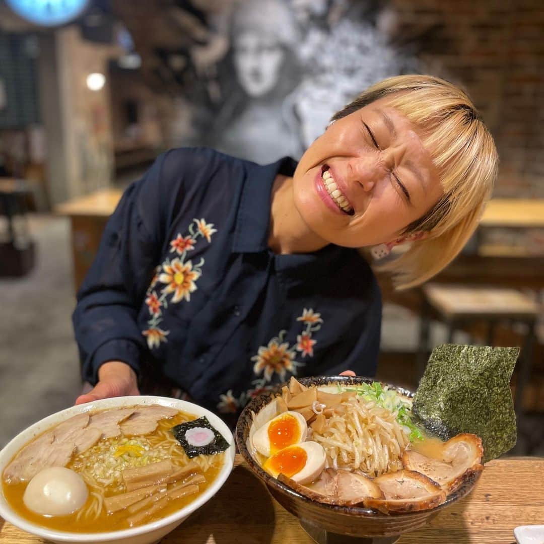 のインスタグラム：「美味しかった思い出シリーズ #ラーメンアベニュー日比谷  本格的なラーメン屋さんが集まったフードコートと言うにはオシャレすぎる日比谷の穴場スポット。 ラーメンもあるけど各店舗お酒に合うおつまみもある。 お酒もハッピーアワーがあるんだけど日比谷でこの値段でいいのやっほー！な価格でした。  久しぶりにさっちゃんと会って色々話したな🫶 カジュアルでオシャレな店内なので友達同士もちろん、カップルでも行きやすい感じ！  そしてラーメンは実力派そろい踏みで全部美味しい🫶  また行かなきゃ！」