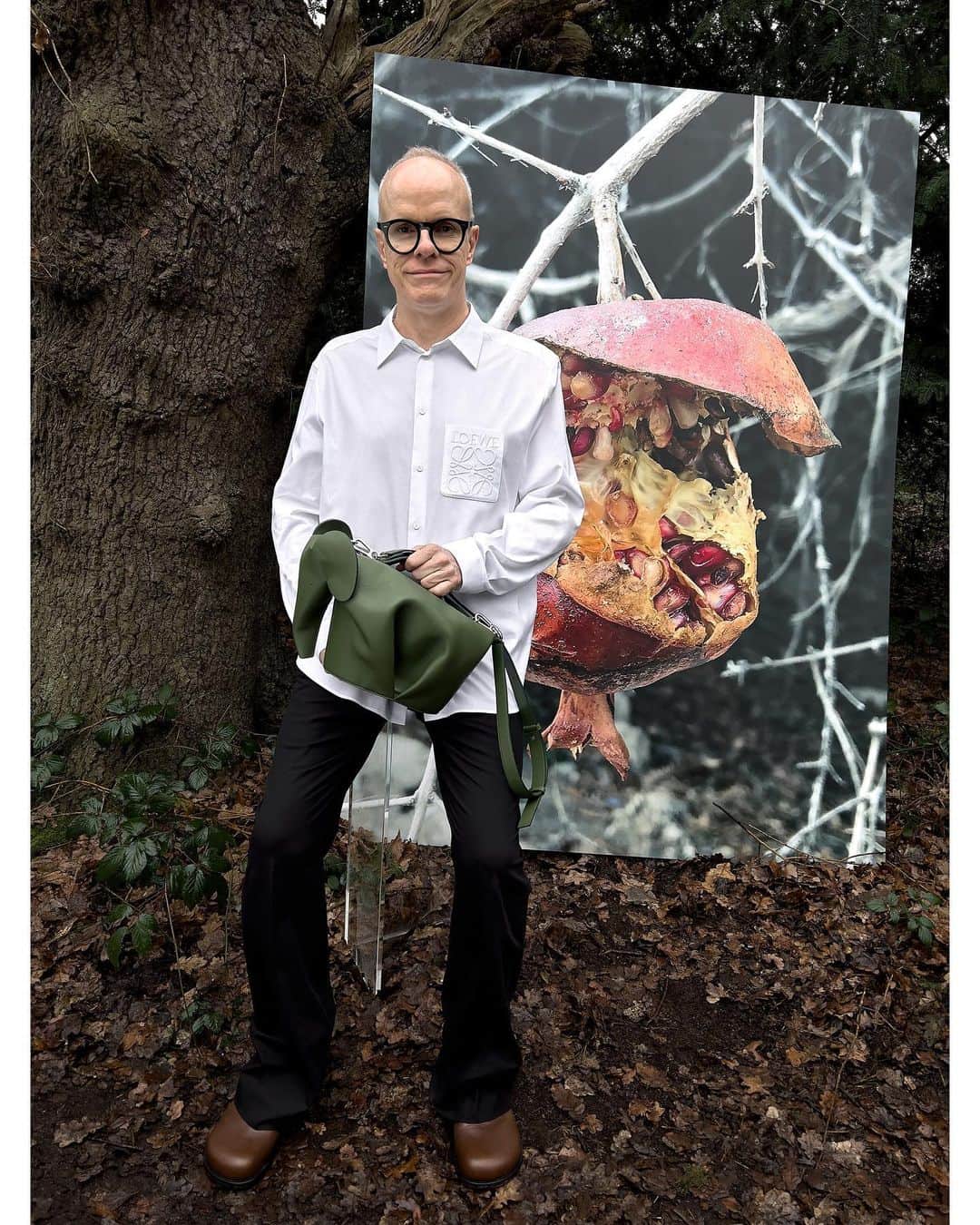 Loeweさんのインスタグラム写真 - (LoeweInstagram)「LOEWE Fall Winter 2023 precollection campaign featuring Hans Ulrich Obrist, 'If You Pay Attention No. 89', the Elephant bag, ‘Green Tomatoes’, and the Mini Puffer Goya.  Photography Juergen Teller  #LOEWE #LOEWEFW23」5月31日 1時00分 - loewe