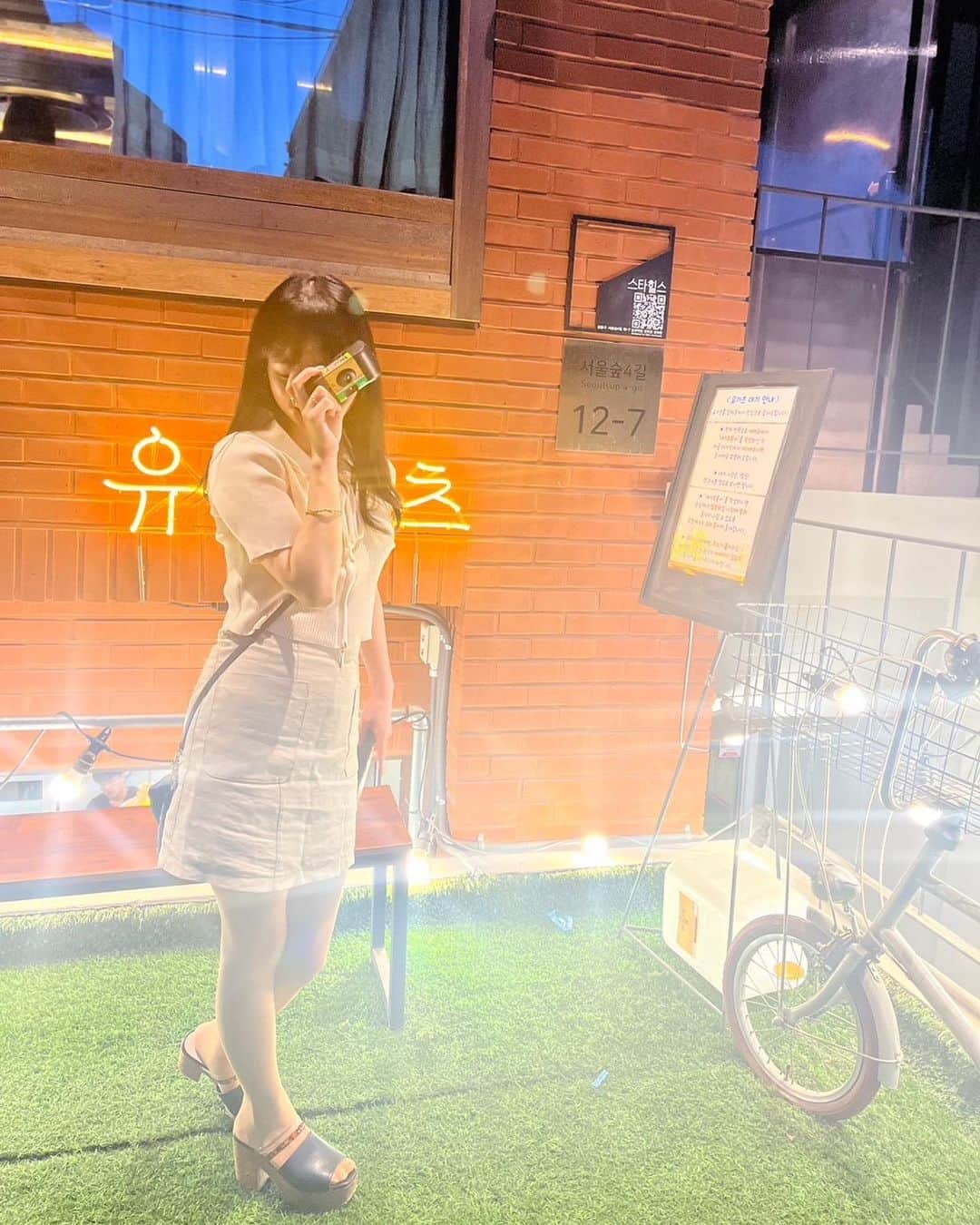 菊池遥香のインスタグラム：「. 3年ぶり5度目の韓国楽しすぎたぁ🇰🇷🫶  この写真とバングルがお気に入り🕊️🤍  このバングル調整できるから、腕にフィットして韓国でも無くす心配なくてよかった笑  次行く時はもっと韓国語喋れるようにするっ❤️‍🔥  👗東大門のどこかのお店× @miia_official  👠 @murua_official  💎 @cherie_ac_official   . #韓国旅行 #韓国 #韓国グルメ #東大門 #弘大 #cherie_ac #アクセサリー #バングル #韓国ファッション #低身長コーデ #低身長 #低身長ファッション #低身長女子」