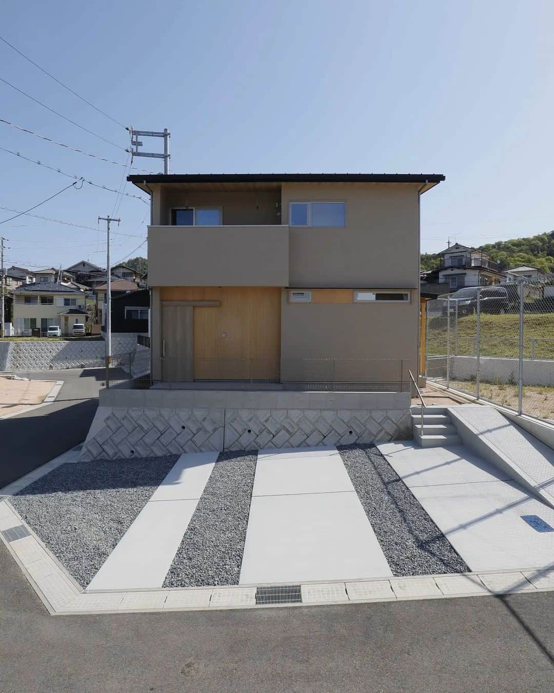 シンプルズのインスタグラム：「周囲の風景に溶け込むアースカラーと、飾り過ぎない羽目板がシンプルに外観をまとめています。  小庇の細いラインも美しいですね♪  ---------------------------------------------------- ブランドアカウント→@utsuwa_allhousenewvase スタッフアカウント→@allhouse_adachi ----------------------------------------------------  ［ホームページ紹介］ https://house.allhouse.co.jp/  #暮らしに寄り添う住まいづくり これをコンセプトにオールハウスのNEWブランド「UTSUWA」は生まれました。  ・ 私達オールハウスは企業理念に、‘‘未来の暮らし楽しくシンプルに,,を、建築事業部としては‘‘永い将来に渡り愉しい家づくりをシンプルに提案していくこと,,を。そして‘‘愉しい家づくり,,として、安心安全で人の五感や感情に自然に寄り添う住まいづくりをしています。 ・ 「UTSUWA」では、あくまで人と暮らしが主体の建築計画をします。私の様な営業をはじめ、設計デザイナーがお客様の暮らしに注目し、寄り添い、接客します。 ・ 通常の工務店は建築計画の際に間取りの話や標準仕様といったハード面を中心にヒアリングし、プランニングをしますが、私達はお客様の暮らしにフォーカスして作図に入ります。 ・ 営業から設計、施工管理、アフターサービスまで一貫しており、10年目以降も5年おきに営業や担当者から点検連絡をします。  #小庇 #アースカラー #羽目板 #玄関引戸 #utsuwa_allhousenewvase #allhouse new vase #UTSUWA #器 #愉しい家 #愉しめる家 #時と共に成長する家 #永い将来に渡り愉しい家を #五感で感じる #感情 #自然に寄り添う #素材を活かす #素材感のある家 #自然素材の家 #注文住宅 #注文建築 #広島建築 #allhouse #オールハウス #オールハウス注文住宅 #注文住宅 #広島工務店 #広島注文住宅 #新築一戸建て #広島 #福岡 #府中町」