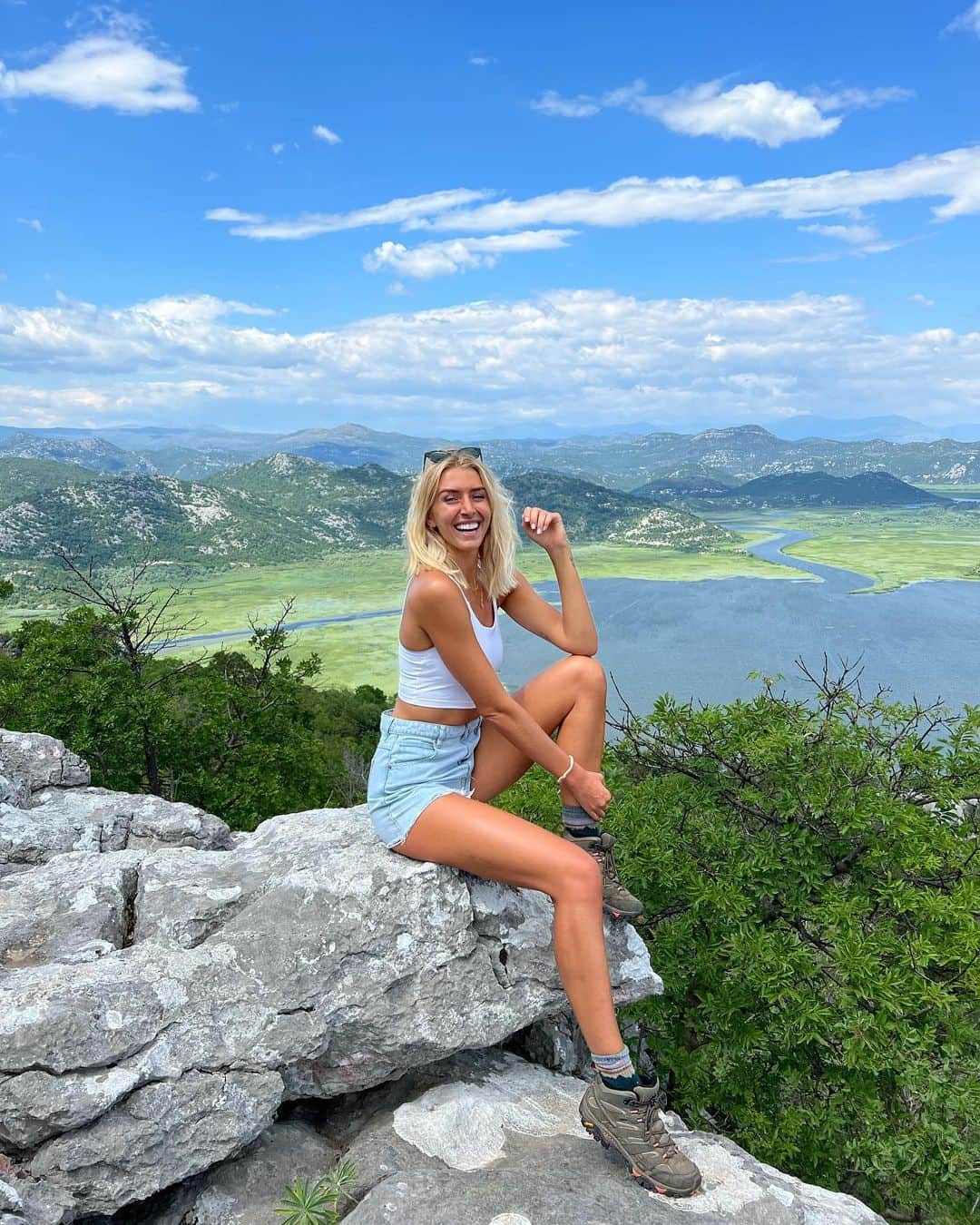 のインスタグラム：「HIKE IN TURKEY WITH ME 🇹🇷   Spaces are now available for my next group hiking trip in 2023! Here’s all the deets:  ➡️ When? 14th-21st October 2023  ➡️ What? An immersive hiking adventure along the historic Lycian Way in Turkey. Towering mountains, historic towns and coastal hiking away from the crowds, with a group of like minded & lovely humans 🥰  ➡️ What will we see? Highlights include: ✨ Off the beaten track hiking along the Lycian Way, the very best in Mediterranean coastal hiking. ✨ Experience the beauty of the region. Pristine beaches, turquoise waters, majestic mountains and historic ruins - an epic combination! ✨ Explore the ancient ruins of Olympos and Phaselis, with theatres, Roman baths, necropolis and tombs. ✨ Get adventurous with a day of canyoning in crystal clear rivers and abseiling through stunning waterfalls. ✨ Fuel up with fresh, local Mediterranean produce and delicious Turkish delicacies.  ➡️ Price & booking? The price is £2200. Not including international flights. Bookings can be made through my website shop, you can also find more info and the full detailed itinerary there ✅   ➡️ Anything else? Veggie and vegan options will be provided. Most guests come solo so don’t be afraid to travel alone. You’ll need a good base level of fitness for this adventure as some days we will be hiking 10-15km. More FAQs are answered on my stories 🥾  I can’t wait to make memories with you! ♥️ (ad - my own retreat) #hikingretreat #grouphiking」