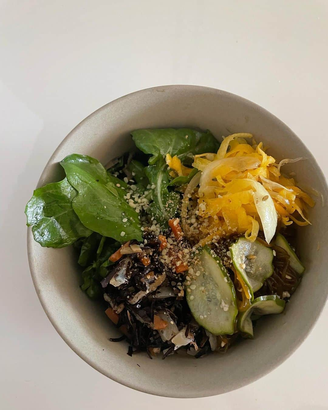 芝彰子のインスタグラム：「🌱  この時期さっぱり食べたいお野菜🥗  ◎もずくときゅうりの甘酢和え ◎黄人参と新玉ねぎのクミンマリネ with ルッコラサラダ  . 💡薬膳的には  熱やむくみを取り除いたり 腸を潤してくれる、【もずく】  それと一緒に和えた【きゅうり🥒】は 熱を冷ましたり喉を潤します。  【ひじき】も熱や余分な水分を排出してくれながら 血を補ってくれます✔︎ 冷え性の方は、温性のものと一緒に摂ってね。 (今回は【人参🥕】と【生姜】を使ってます)  消化不良を改善してくれる【新玉ねぎ🧅】 (血圧低下、疲労回復の効果も)  ルッコラサラダは @asakura_oliveselect わら一本と アップルサイダーヴィネガー、自然塩、胡椒と @taberumo_spirulina のエコマヨで ドレッシングを作って和えました💫  .  梅雨入り前で浮腫みやすく 暑さ始めにだるさが出やすくなるから 栄養と効能ある食材を組み合わせて 積極的にもりもり食べたい♪ (いや、美味しくて食べられちゃう🤭)  #薬膳 #薬膳レシピ #食養 #むくみ改善 #むくみ対策 #食事改善 #梅雨レシピ #おうち薬膳」