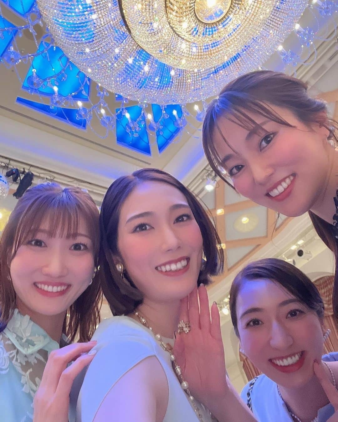 愛月ひかるさんのインスタグラム写真 - (愛月ひかるInstagram)「先日大切な同期の結婚式へ💒 久しぶりの宙組同期集合で写真撮りました~😌ほんとこのメンバー落ち着くw 他にもなかなか会えない同期にも会えて楽しい時間でした♡  あ、そういえば、私ついに髪切ったんですよ！！(このタイミングで報告🤣)やっぱり短い方がしっくりきてる。。いつかロングにする時は来るのだろうか🙄  #同期 #宙組  #93期  #髪きりました」5月30日 19時51分 - hikaru_aizuki