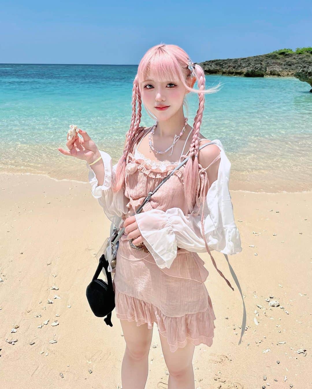 凸守たかねのインスタグラム：「こんなに彩度が高い海初めて見たたかねさん」