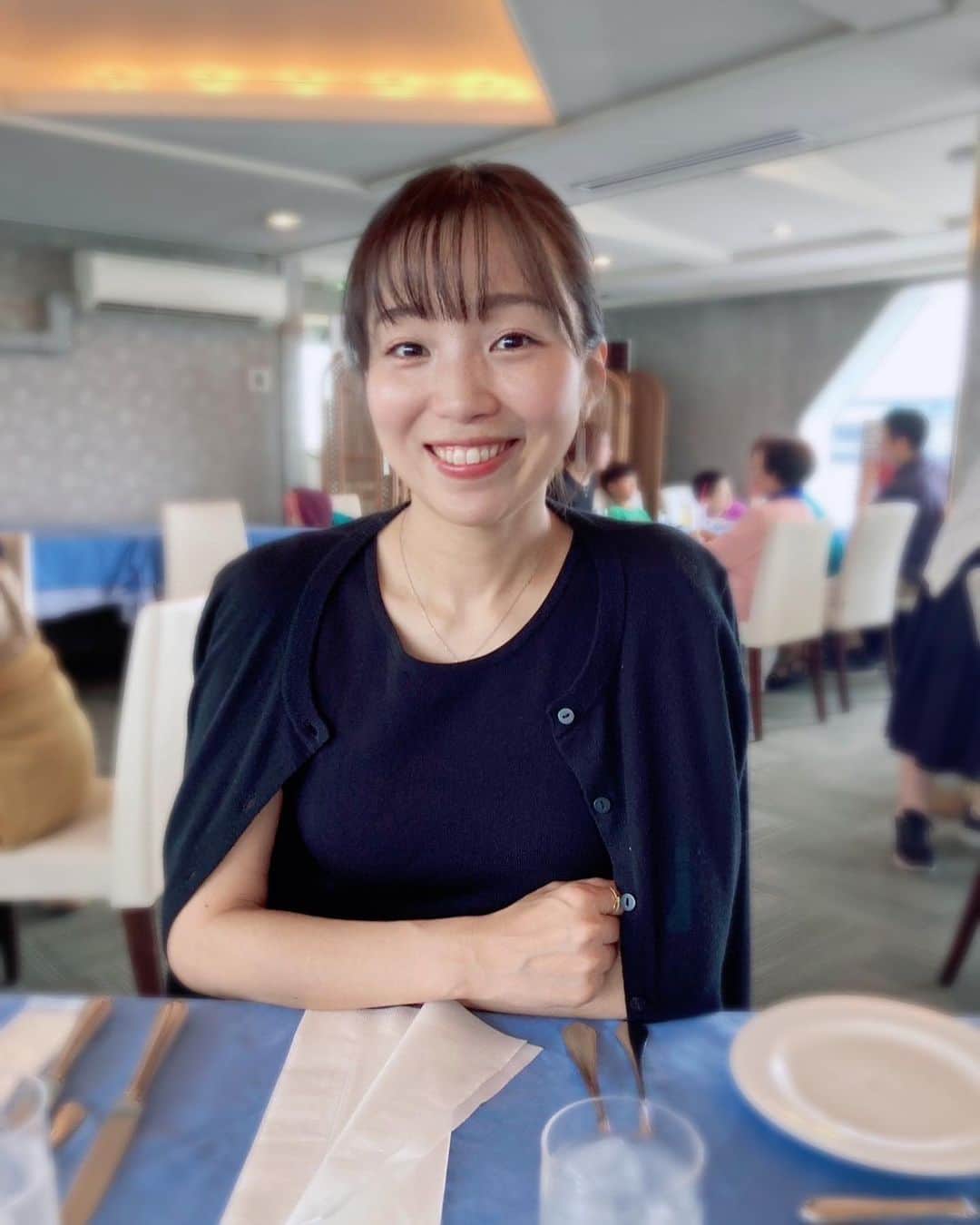 天舞音さらのインスタグラム：「ランチクルーズに行ってきたよ🚢  実は前々から、予約してはやむを得ずキャンセル…の繰り返しだったやつ😂  やっといけたーーー👍👍  ベビが成長してきたので、少しずつ長めの外出ができる機会が増えた☺️☺️  とはいえ、家出る直前まで大騒ぎ 私、少々お疲れ気味〜😂  “Memories of 1st wedding anniversary🫶”」