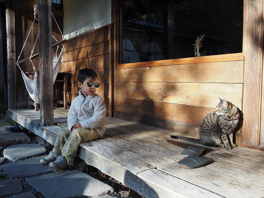 仲川希良さんのインスタグラム写真 - (仲川希良Instagram)「前の投稿に続きこちらも ゴールデンウィークの長野旅のひとこまをOM-5で これ、もうひと月前なんですね……？ ・ 大人になるときっと誰もが時間の進むスピードを速く感じるのだろうけど 子どもは気付けば実質別人ではというくらい成長しているので 一緒にいると少し前がほんとに大昔のように思えます ・ ・ かけがえのない日常をパシャパシャ切り取るのにスマホのカメラはとても便利 対して一眼レフカメラは切り取るというより その場の空気ごと閉じ込めるという感じ…… 見返したときに不思議と"思い出感"が強まるのですよね 子どもの声や仕草の醸す雰囲気を残すのにとても合うなと感じました ・ ・ Voicy最新回では久しぶりの一眼レフOM-5での写真体験についてお話ししています プロフィールのリンクからぜひお聞きください ・ ・ #⛰ #📷 #登山 #トレッキング #ハイキング #山旅 #アウトドア #親子登山 #一眼レフ #OMsystem #OLYMPUS #OM5 #石井スポーツ @omsystem.cameras  @official_ishiisports」5月30日 19時53分 - kiranakagawa