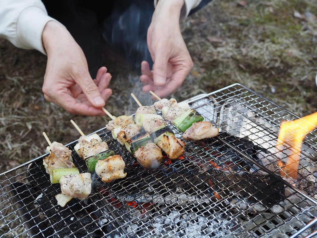 仲川希良さんのインスタグラム写真 - (仲川希良Instagram)「前の投稿に続きこちらも ゴールデンウィークの長野旅のひとこまをOM-5で これ、もうひと月前なんですね……？ ・ 大人になるときっと誰もが時間の進むスピードを速く感じるのだろうけど 子どもは気付けば実質別人ではというくらい成長しているので 一緒にいると少し前がほんとに大昔のように思えます ・ ・ かけがえのない日常をパシャパシャ切り取るのにスマホのカメラはとても便利 対して一眼レフカメラは切り取るというより その場の空気ごと閉じ込めるという感じ…… 見返したときに不思議と"思い出感"が強まるのですよね 子どもの声や仕草の醸す雰囲気を残すのにとても合うなと感じました ・ ・ Voicy最新回では久しぶりの一眼レフOM-5での写真体験についてお話ししています プロフィールのリンクからぜひお聞きください ・ ・ #⛰ #📷 #登山 #トレッキング #ハイキング #山旅 #アウトドア #親子登山 #一眼レフ #OMsystem #OLYMPUS #OM5 #石井スポーツ @omsystem.cameras  @official_ishiisports」5月30日 19時53分 - kiranakagawa