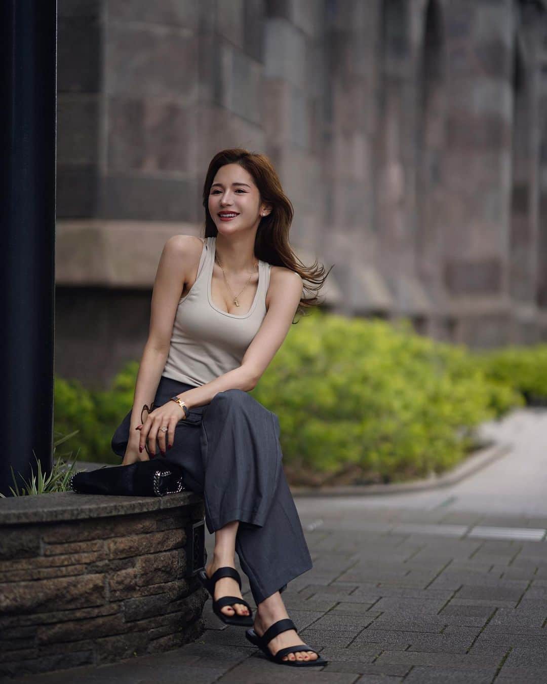 fukishaljのインスタグラム：「Summer mood  食事、運動、睡眠の大切さを 年々感じます🙏🏻🍀  信頼できるヘアサロンや歯医者や美容クリニックを見つけるのも大切🔍  美容ケアよく質問頂くのですが クリニックは　@dr.sayakanagao @the_roppongi_clinic のみ今は診てもらっています🙏🏻  約一年ぶりにダブロゴールドハイフ とサーマジェン肩と食いしばりボトックスをお願いしました！  サーマジェンは 脂肪燃焼と排出 ハリと弾力に良いみたいで ハイフと一緒にすると更に効果的なんだって☺️  温かくてマッサージみたいで気持ちよかった✨  ハイフはきちんと左右差みてあててくれるし 顎下のもたつきがキュッとしてうれしい！  ここでハイフとかしてもらってから 顔の悩みも少しずつ減って お気に入りなパーツも増えて嬉しい🥺  肩凝りが酷くて肩ボトックスは2度目なんだけれどマッサージでも効かなかった凝りが楽になって 見た目も華奢にみえるので、夏前におすすめ😊  針が苦手な私もさやか先生は 素早く丁寧に診てくれるので安心できる🙏🏻  祖母も来たがっていたので 今度は一緒に💕　美容デートたのしみ😊💕  人それぞれ悩みは違うけれど 私のリアル美容事情少しでも参考になれば嬉しいな🙏🏻✨　(ビフォーアフターも載せてます🔍)  今年は美容も頑張って自分磨き力いれていきます🐈❣️」