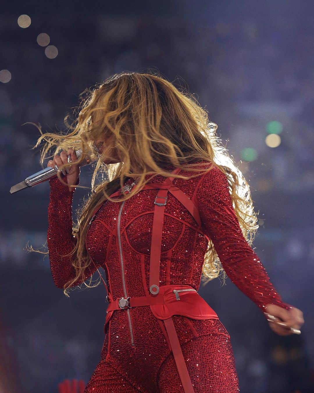 OFF-WHITE C/O VIRGIL ABLOHさんのインスタグラム写真 - (OFF-WHITE C/O VIRGIL ABLOHInstagram)「@beyonce wore a bespoke Off-White™ encrusted bustier-style body suit, covered in 40,000 red hotfix crystals, to perform at the Tottenham Hotspur Stadium in London last night as part of her RENAISSANCE World Tour.  Blue Ivy & the dance crew wore Off-White™ designs inspired by the Fall-Winter 2023 collection.   Off-White™ collaborated with stylist @shionat in bringing the vision to life.   design c/o @ibkamara   #RenaissanceTour」5月30日 19時54分 - off____white