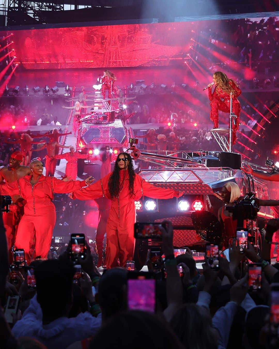 OFF-WHITE C/O VIRGIL ABLOHさんのインスタグラム写真 - (OFF-WHITE C/O VIRGIL ABLOHInstagram)「@beyonce wore a bespoke Off-White™ encrusted bustier-style body suit, covered in 40,000 red hotfix crystals, to perform at the Tottenham Hotspur Stadium in London last night as part of her RENAISSANCE World Tour.  Blue Ivy & the dance crew wore Off-White™ designs inspired by the Fall-Winter 2023 collection.   Off-White™ collaborated with stylist @shionat in bringing the vision to life.   design c/o @ibkamara   #RenaissanceTour」5月30日 19時54分 - off____white