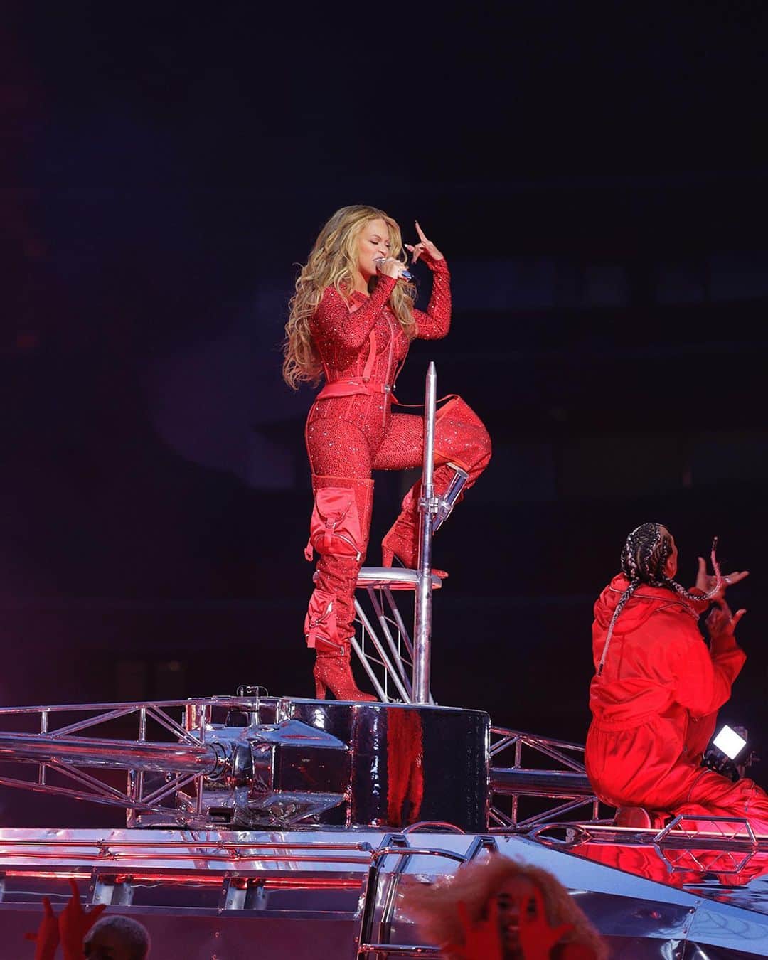 OFF-WHITE C/O VIRGIL ABLOHさんのインスタグラム写真 - (OFF-WHITE C/O VIRGIL ABLOHInstagram)「@beyonce wore a bespoke Off-White™ encrusted bustier-style body suit, covered in 40,000 red hotfix crystals, to perform at the Tottenham Hotspur Stadium in London last night as part of her RENAISSANCE World Tour.  Blue Ivy & the dance crew wore Off-White™ designs inspired by the Fall-Winter 2023 collection.   Off-White™ collaborated with stylist @shionat in bringing the vision to life.   design c/o @ibkamara   #RenaissanceTour」5月30日 19時54分 - off____white