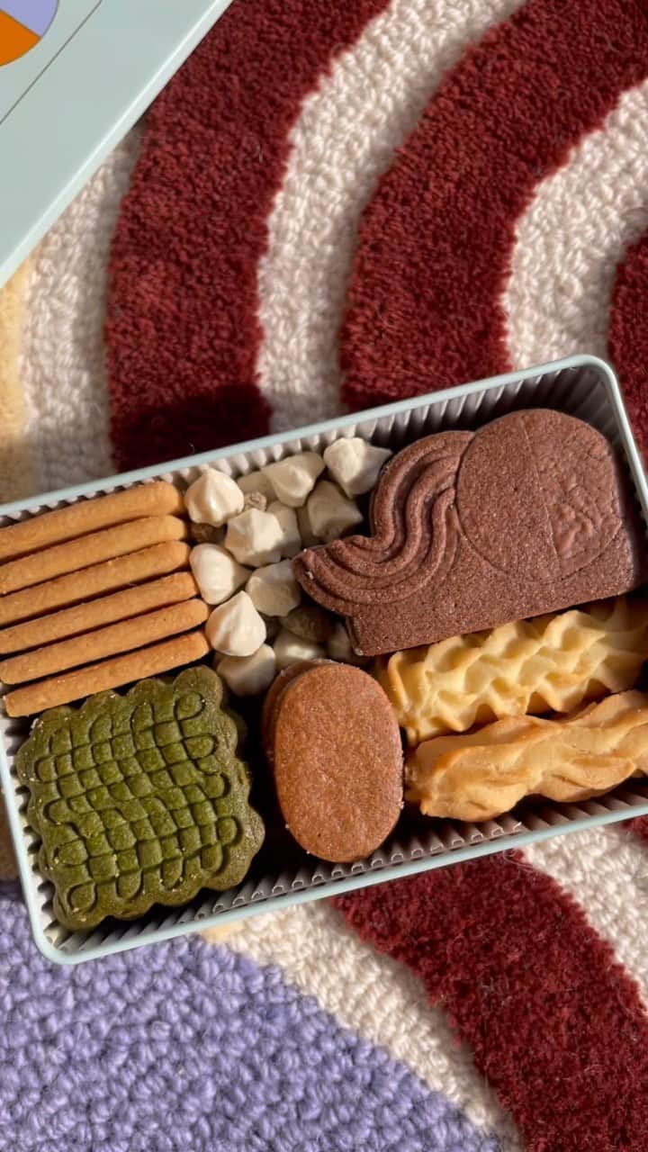 KEISUKE SYODAのインスタグラム：「Edible rugs in a cute little can  👨‍🍳 Our very first rug shaped cookies will be launching at @tt_a_little_knowledge_store on June 9th💙 ようやく完成したクッキー缶。味も一つ一つユニークで、あのカラフルで表現したラグをイメージして作られたクッキー。 食べられるラグをテーマに今回名古屋の @tt_a_little_knowledge_store さんにお願いをして作っていただきました。 . 実はそのクッキー缶が販売する6月9日から @studiotheblueboy は6月19日までのあいだポップアップを開催します。 店頭ではクッキーだけじゃなくもちろん、ラグやお香、インテリアアイテムを揃えますのでぜひ名古屋の方はふらっとお立ち寄りください☝️ 今回は旅をテーマにしたポップアップになってまして、CBDフェイスマスクブランド @hempeau_skin 、同じくスキンケアブランドの @soel_oil も参加して、ブルーボーイ @studiotheblueboy だけではなく空間自体を楽しめるイベントになります☝️ 梅雨入りしたって、ワクワク出来るような楽しい予定詰め込んでいきましょう！ . 6.9-19 11:00 - 21:00 TT" a Little Knowledge Store @tt_a_little_knowledge_store  . 〒464-0802 愛知県名古屋市千種区星が丘元町16-50星が丘テラス EAST4F ※クッキー缶の数は限りがありますのでなくなり次第終了となります。」