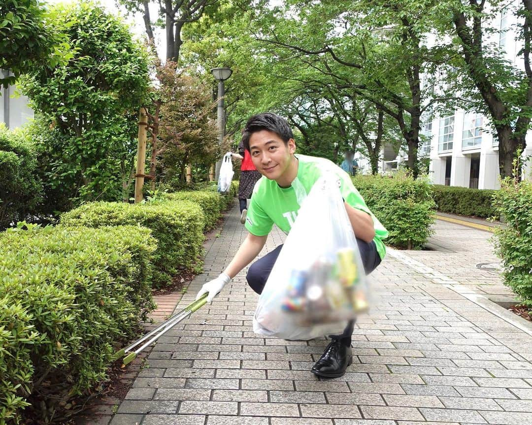 堀池亮介さんのインスタグラム写真 - (堀池亮介Instagram)「今日5月30日は「ごみゼロの日」🗑️  先輩、後輩と一緒に社屋の周りの清掃活動を行いました🧹  みんなで協力すれば、短時間でもあっという間にゴミ袋がいっぱいに！ まちが綺麗になっていくのは気持ちいいですね！  #ごみゼロの日 #フジテレビアナウンサー #懐かしのTシャツ」5月30日 20時04分 - ryosuke_horiike