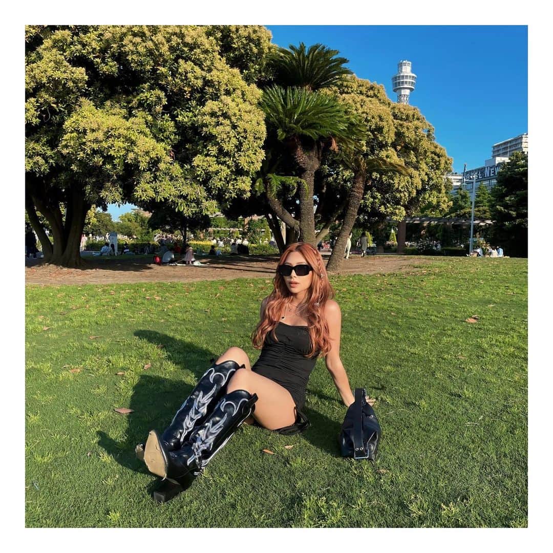 松葉愛海のインスタグラム：「今日暑すぎてもう夏コーデ🌳☀️  気づけば今日全身SHEINﾃﾞｼﾀ...✌︎  rompers : 10512751 bag : 12341013 boots : 11525403   お買い上げ金額1～5,999円までは  セール価格より15%OFF🛒　  6,000円以上は20%OFF✨  クーポンコードは  【aichipo】  6月30日ﾏﾃﾞﾃﾞｽ✌︎  #SHEINforAll #SHEIN #SHEINpartner #ad #今日のコーデ #OOTD」