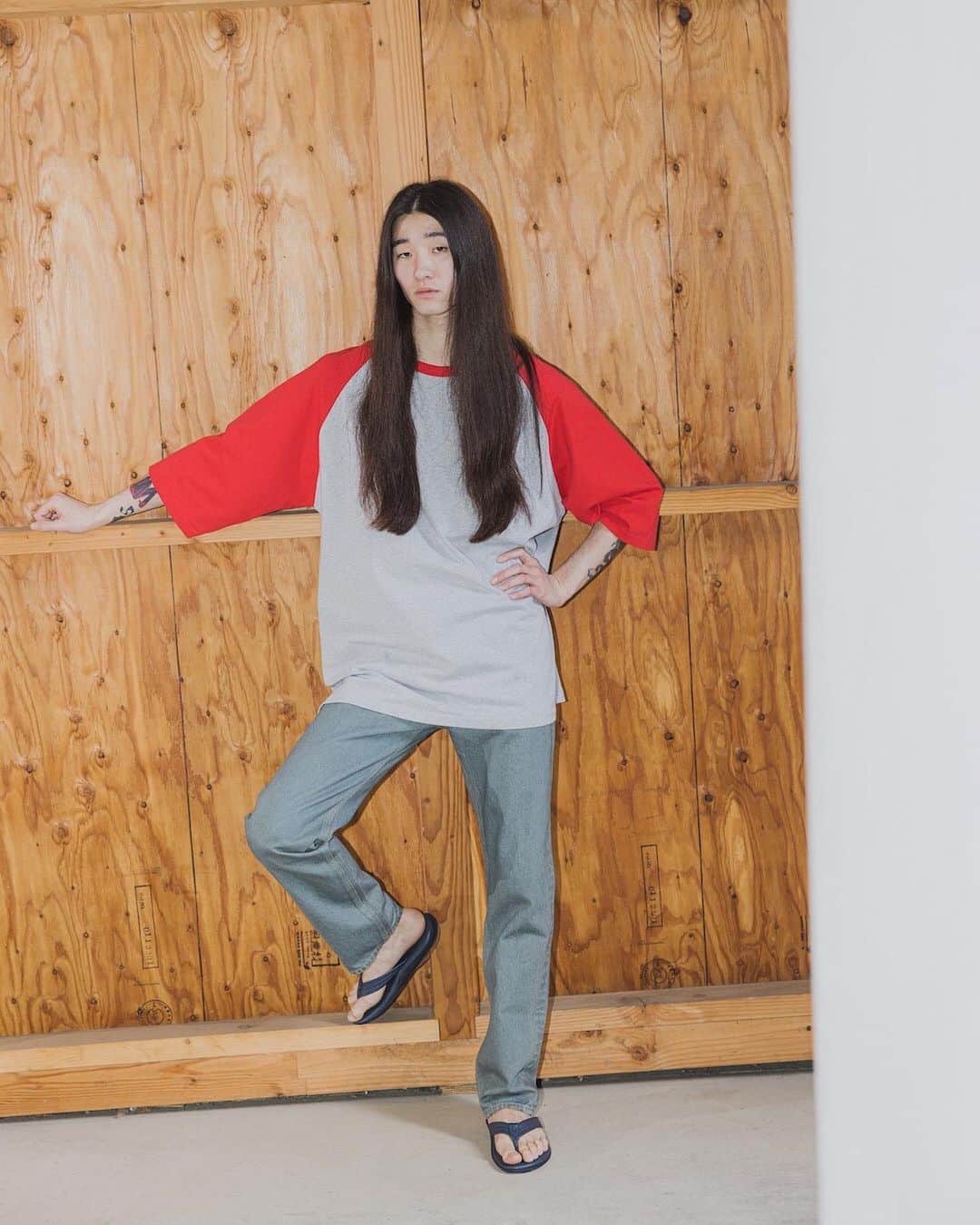 のインスタグラム：「… 〈BEAMS〉 2023 SPRING & SUMMER Style.11-15  @beams_mens_casual  “BASIC&EXCITING”をテーマに心地よい日常着を追及する、メンズカジュアルレーベル〈BEAMS〉。 オーセンティックとコンテンポラリー、モードとストリート等、一見相反して見えるスタイルを絶妙に織りなすことで、“BASIC & EXCITING”というBEAMSの原点となる「価値のダイナミズム」を体現し、日本の若者のファッションカルチャーを進化させ牽引していきます。   中でも今シーズンは近年注目を集めている「Y2Kファッション」、いわゆる90年代後半から2000年代のトレンドを再評価する流れにフォーカス。当時の最新テクノロジーを取り入れたデザインや素材感、時代を描写する近未来的な思想に着目し、世代によって懐かしくも新鮮にも捉えられるスタイルを提案します。  〈BEAMS〉が表現する現代的アメカジをお楽しみください✨  レーベルページはこちら！ https://www.beams.co.jp/beams/ 🔗→@beams_official ストーリーズハイライト”Men's SS”より  #beams #ビームス」