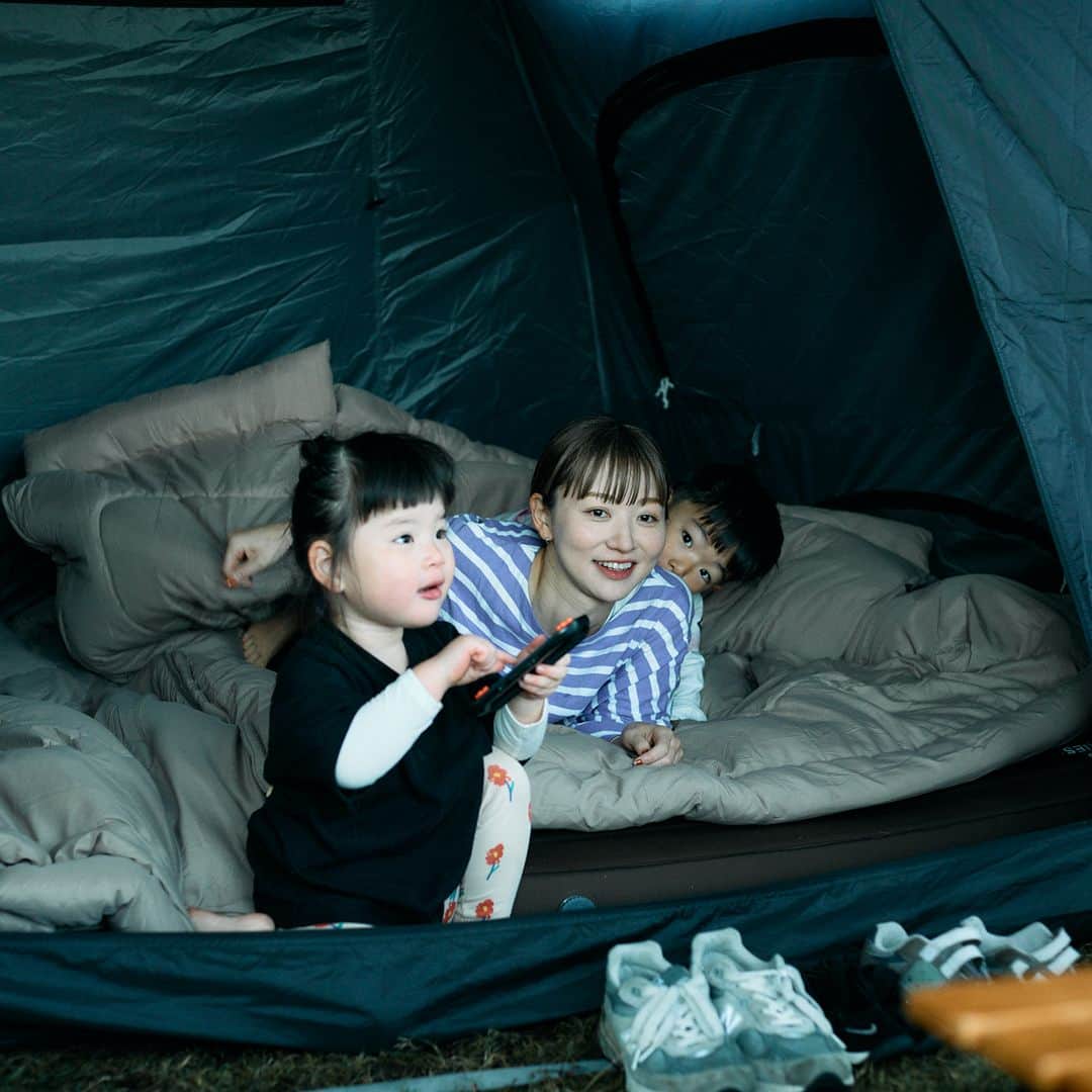 Coleman Japanのインスタグラム：「【新素材採用！親子一緒に眠れる寝袋】  ファミリーキャンプ向けの寝袋として、リサイクル生地を採用した「ファミリー2 IN 1」が登場。  ゆったりサイズで肩口から熱を逃がさない「サーマルスプリットカラー」を採用したことで、複数人が一緒に快適に寝ることが可能に。上下を分割すれば２組の1人用封筒型寝袋にもなって、様々なシーンでご使用いただけます🤗  ・  #灯そう #灯そうコールマン #ザコールマンズ #灯そうColeman #Coleman #コールマン #Camp #キャンプ #Outdoor #アウトドア #スリーピングバッグ #寝袋 #シェラフ」