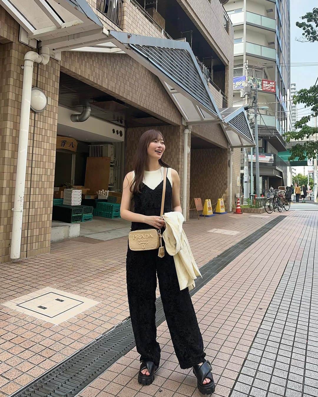指原莉乃のインスタグラム：「月島でランチしてきたよ〜！ 食べたのはジャンポケおたけさんのお店「竹の子」さん🏃‍♀️美味しすぎて！また行きたいです🏃  2、3枚目はエモアプリで撮ってもらいました。（3枚目のバッグの質感が可愛いので見て欲しい😂）  明日カラコン新色発売なのでちゃんとした画像載せたかったのにいまいちわかりやすい写真が撮れず😭明日リベンジします！」