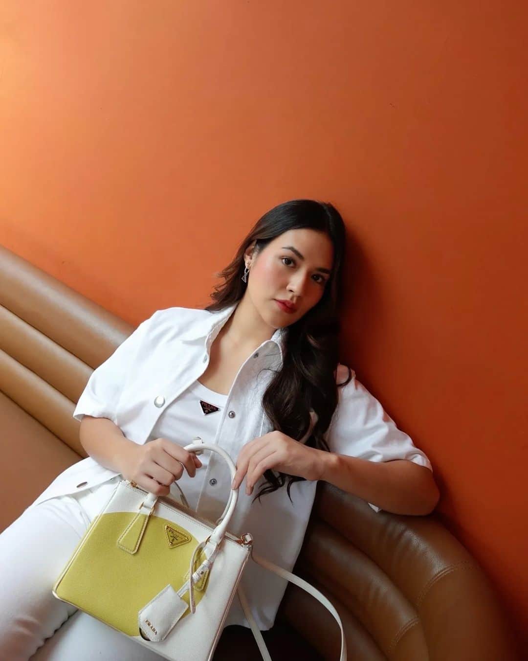 Raisa Andrianaのインスタグラム：「Experience timeless elegance with my #pradagalleria @prada #adv」