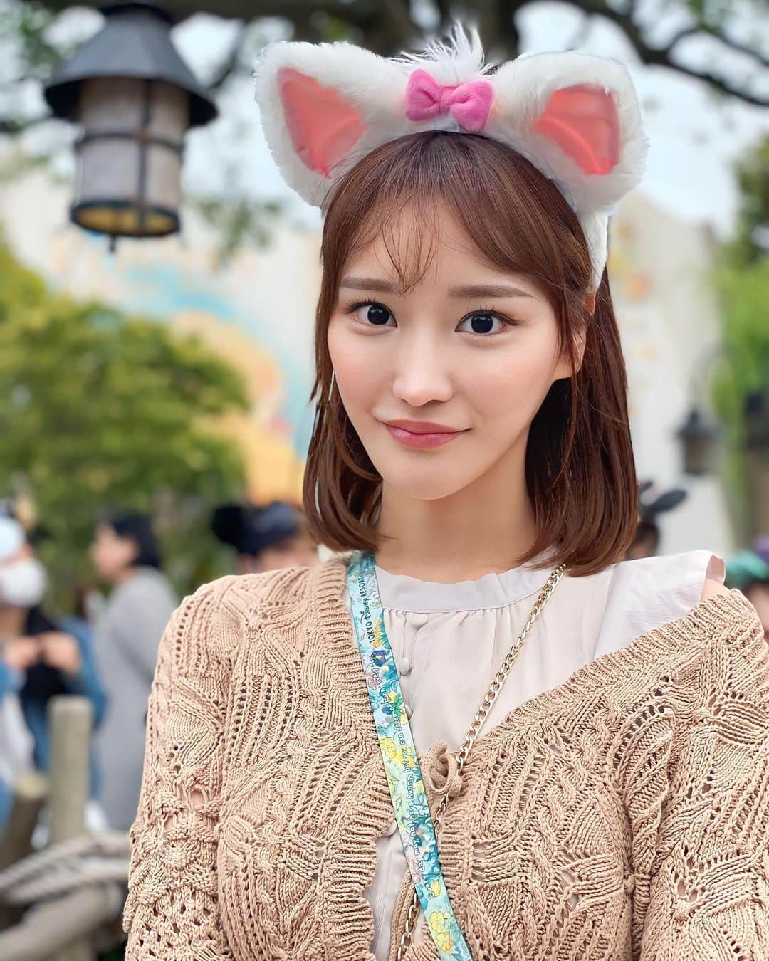 若菜奈央のインスタグラム：「プーさんに会いにインパしてきた🐻🩵🩵 . . . 17時から行ったからあっという間だったけどプーさんにも会えたしハニーハントにも乗れたしご満悦✌️🥹 . . 途中でターキー並んでる時に皆の警報アラームが一気に鳴って大きな地震に注意して下さい⚠️ってなって超パニックだったけど夢の国では安心させようとキャストさんたち頑張ってくれたみたいで良かった😳🩵 . . . いつも幸せな気持ちにさせてくれる🐻🩵」