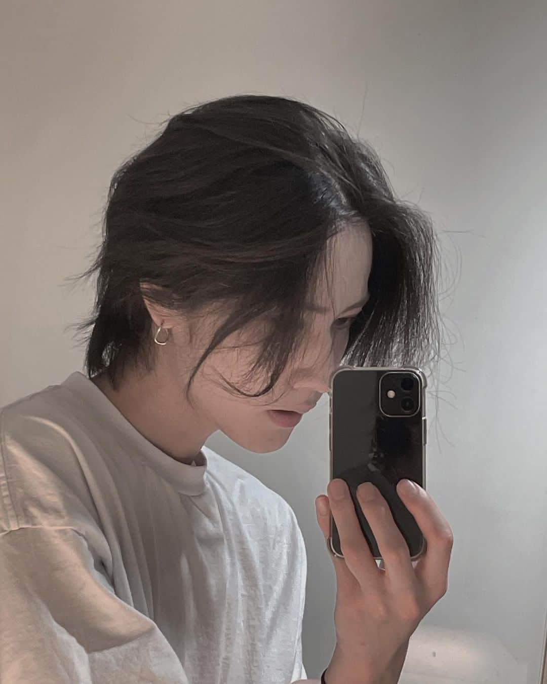 齋藤正太さんのインスタグラム写真 - (齋藤正太Instagram)「nape cut  最後に後頭部にボリュームを出すアイロンの入れ方を動画にしてます。  cut @syn_yukiya   thankyouforyourcomments  #メンズウルフ#パーマ#ulzzangboy #メンズパーマ #マッシュ#ウルフ#マッシュウルフ #맞팔#マッシュショート #シースルーバング#スパイラルパーマ #ツイストスパイラル#センターパート#ウルフカット#韓国ヘア #波巻きパーマ #カルマパーマ#menscut#ニュアンスパーマ #ショートウルフ#ウルフメンズ  #ウルフパーマ」5月30日 20時09分 - signal8756