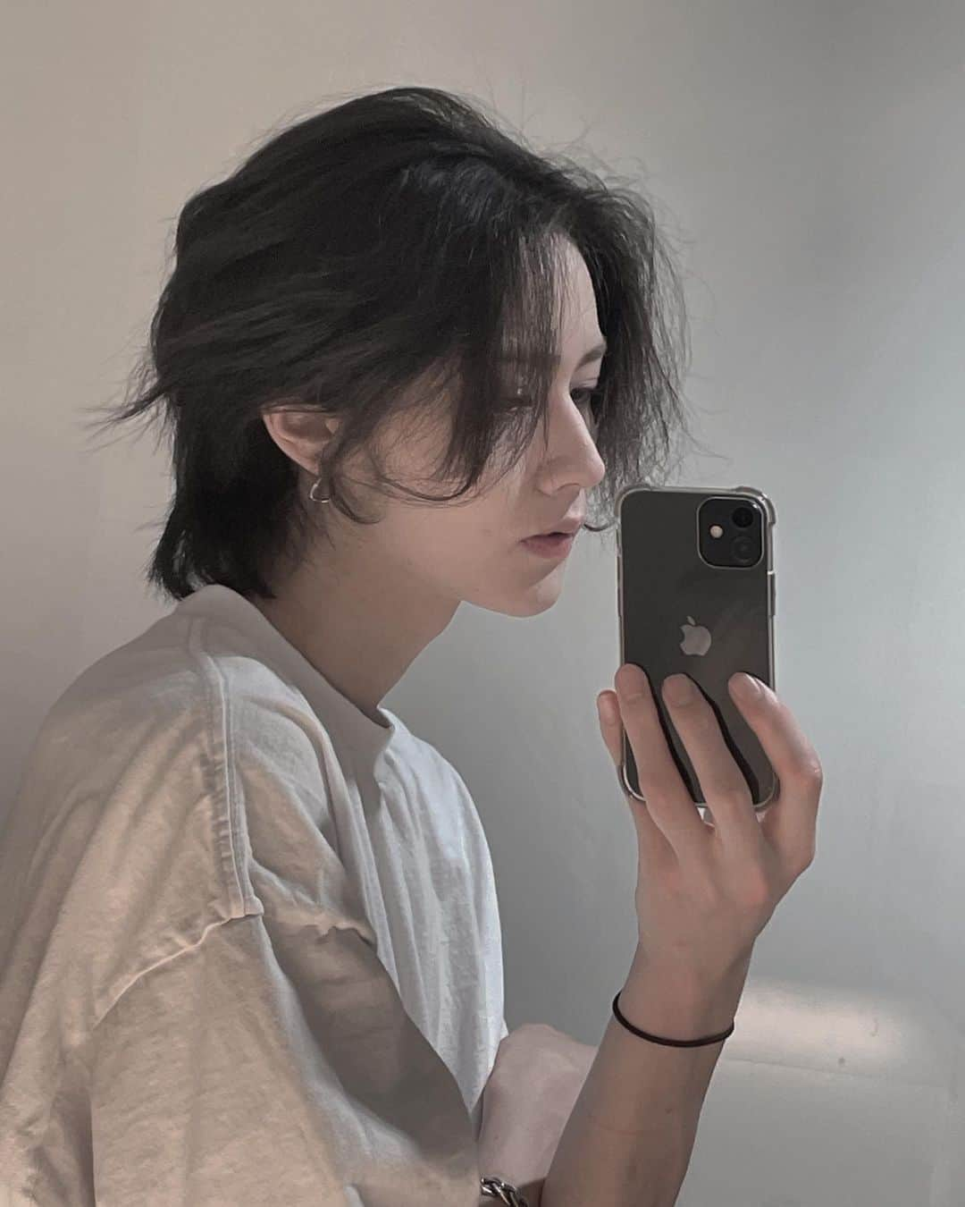 齋藤正太さんのインスタグラム写真 - (齋藤正太Instagram)「nape cut  最後に後頭部にボリュームを出すアイロンの入れ方を動画にしてます。  cut @syn_yukiya   thankyouforyourcomments  #メンズウルフ#パーマ#ulzzangboy #メンズパーマ #マッシュ#ウルフ#マッシュウルフ #맞팔#マッシュショート #シースルーバング#スパイラルパーマ #ツイストスパイラル#センターパート#ウルフカット#韓国ヘア #波巻きパーマ #カルマパーマ#menscut#ニュアンスパーマ #ショートウルフ#ウルフメンズ  #ウルフパーマ」5月30日 20時09分 - signal8756