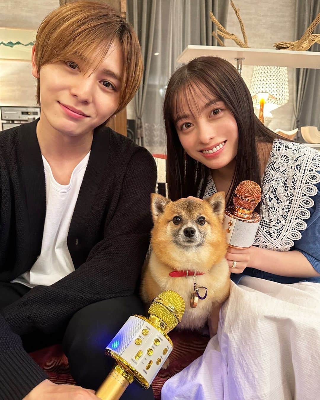 王様に捧ぐ薬指のインスタグラム：「💍  ／ 　#王ささカウントダウン ˗ˏˋ⏰  　第7話の放送まであと2時間🐶🌼 ＼  みなさま！！もうすぐ第7話の放送です！！  綾華と東郷が撮影していたカラオケ配信🎤 ネギちゃんも一緒に記念撮影です😉🫰🏻 カメラ目線頂きました🐶💗  第1~3話と最新話はTVerにて見逃し配信中🕊 第1~5話の早分かりダイジェストもあります🫰🏻 第7話の放送前にぜひ！！まだ間に合います💨  #王様に捧ぐ薬指 #王ささ  #橋本環奈 #環奈ちゃん #山田涼介 (#HeySayJUMP) #坂東龍汰  #長尾謙杜 (#なにわ男子) #森永悠希  #塚地武雅  #利重剛  #りょう #松嶋菜々子  #TBS #火曜ドラマ  #小学館 #春ドラマ #ラブコメ #胸キュン  #ドラマ好きな人と繋がりたい  #プロポーズ #夫婦 #夫婦バトル　 #第7話は本日よる10時放送🐶」