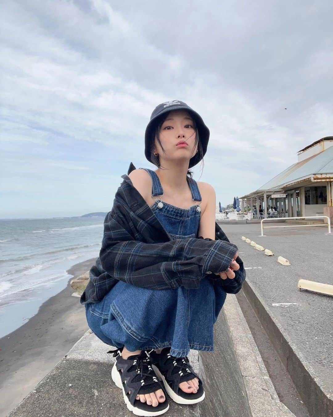 重盛さと美さんのインスタグラム写真 - (重盛さと美Instagram)「🌫️🩶🖤  sandal＆hat  @adidastokyo 🩶 #createdwithadidas」5月30日 20時14分 - satomi_shigemori