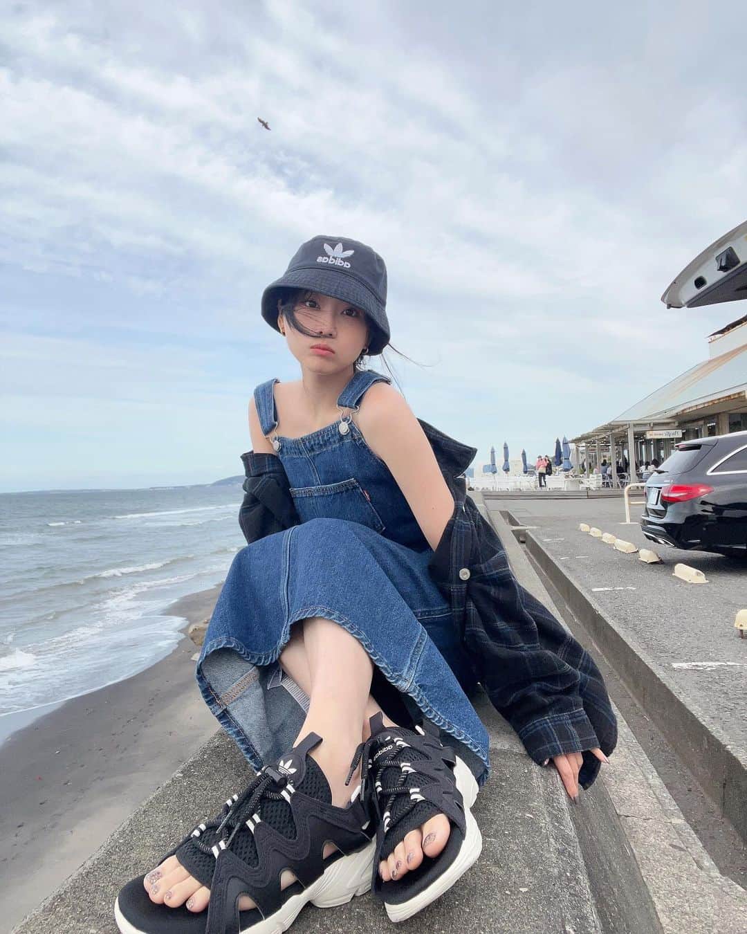 重盛さと美さんのインスタグラム写真 - (重盛さと美Instagram)「🌫️🩶🖤  sandal＆hat  @adidastokyo 🩶 #createdwithadidas」5月30日 20時14分 - satomi_shigemori