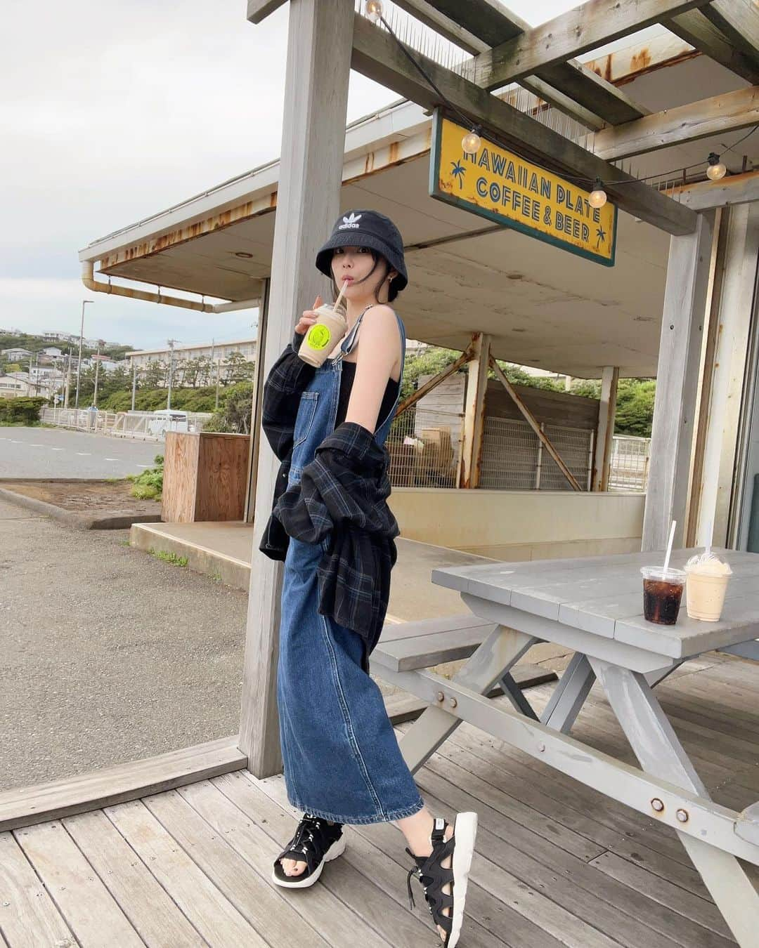 重盛さと美さんのインスタグラム写真 - (重盛さと美Instagram)「🌫️🩶🖤  sandal＆hat  @adidastokyo 🩶 #createdwithadidas」5月30日 20時14分 - satomi_shigemori