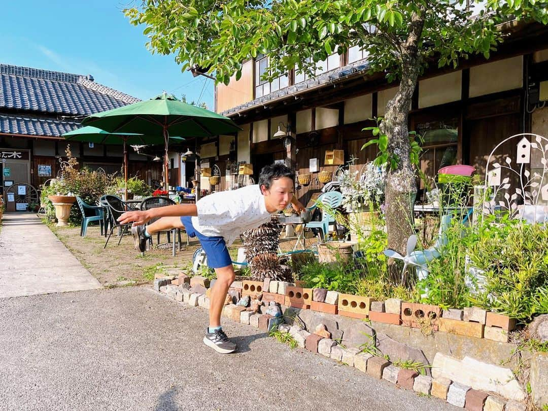 トテンさんのインスタグラム写真 - (トテンInstagram)「先週末はたまちゃんの大会の送迎と、 午後の明るいうちに帰って来れたので、庭の不要なカチカチ粘土と小石の入った粉袋を積んでにんじん木 @ninjinboku_kominka さんへ🚗  作り込まれすぎない原風景と、来るたび少しずつ何かが違う…😳 ワクワクとか可愛いとか懐かしいとか、何だかグッときたりほっこりしたり、ふしぎな場所です🌲  冷たいコーヒーをいただこうかな、と思っていたら営業時間外で、大量の土を引き取っていただきながらそのまま退散してしまいました😂すみません🙏🏻🙏🏻🙏🏻  最後の写真は、たまちゃんが先頭を走ってるっぽく切り取ったやつ！✂️🤣 だけど、今回の目標、スタート直後に勇気を持って前に前にダッシュする姿はちゃんと見えてたよ🙆🏻‍♀️」5月30日 20時15分 - totten_totten