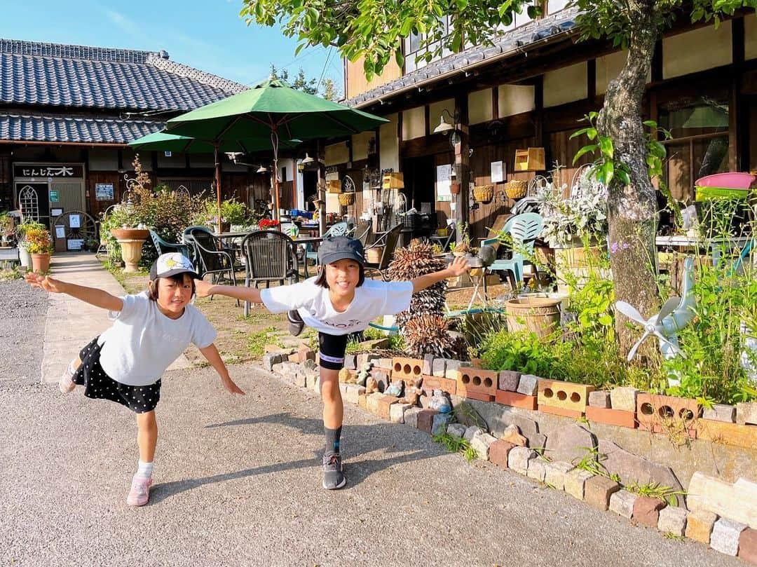 トテンさんのインスタグラム写真 - (トテンInstagram)「先週末はたまちゃんの大会の送迎と、 午後の明るいうちに帰って来れたので、庭の不要なカチカチ粘土と小石の入った粉袋を積んでにんじん木 @ninjinboku_kominka さんへ🚗  作り込まれすぎない原風景と、来るたび少しずつ何かが違う…😳 ワクワクとか可愛いとか懐かしいとか、何だかグッときたりほっこりしたり、ふしぎな場所です🌲  冷たいコーヒーをいただこうかな、と思っていたら営業時間外で、大量の土を引き取っていただきながらそのまま退散してしまいました😂すみません🙏🏻🙏🏻🙏🏻  最後の写真は、たまちゃんが先頭を走ってるっぽく切り取ったやつ！✂️🤣 だけど、今回の目標、スタート直後に勇気を持って前に前にダッシュする姿はちゃんと見えてたよ🙆🏻‍♀️」5月30日 20時15分 - totten_totten