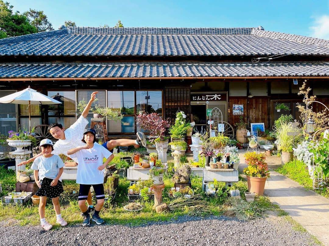 トテンのインスタグラム：「先週末はたまちゃんの大会の送迎と、 午後の明るいうちに帰って来れたので、庭の不要なカチカチ粘土と小石の入った粉袋を積んでにんじん木 @ninjinboku_kominka さんへ🚗  作り込まれすぎない原風景と、来るたび少しずつ何かが違う…😳 ワクワクとか可愛いとか懐かしいとか、何だかグッときたりほっこりしたり、ふしぎな場所です🌲  冷たいコーヒーをいただこうかな、と思っていたら営業時間外で、大量の土を引き取っていただきながらそのまま退散してしまいました😂すみません🙏🏻🙏🏻🙏🏻  最後の写真は、たまちゃんが先頭を走ってるっぽく切り取ったやつ！✂️🤣 だけど、今回の目標、スタート直後に勇気を持って前に前にダッシュする姿はちゃんと見えてたよ🙆🏻‍♀️」